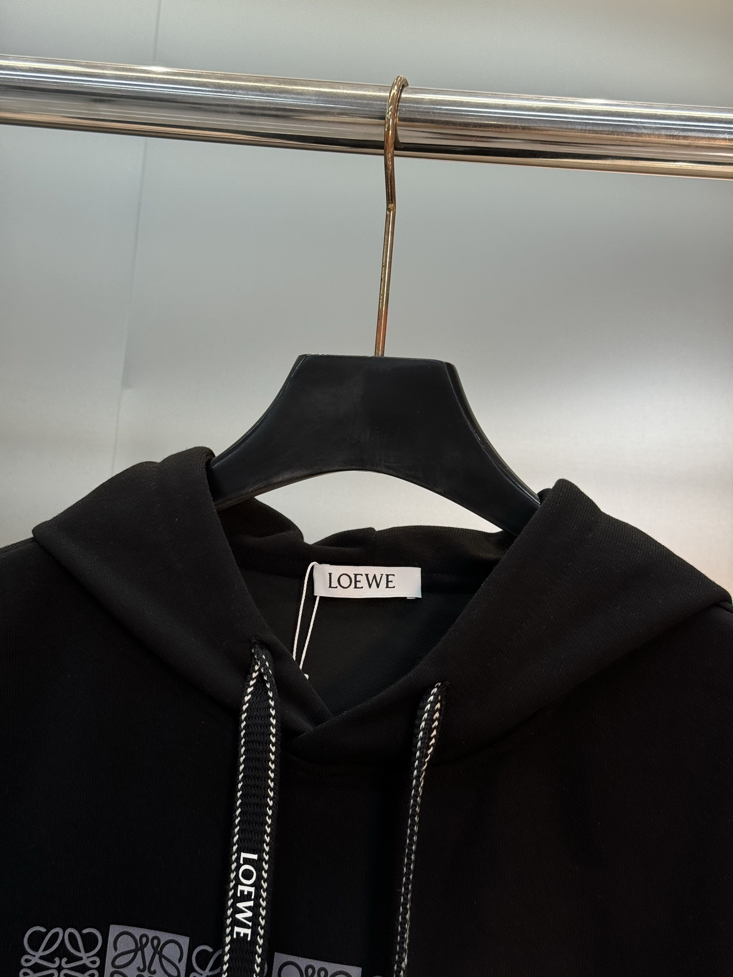 LOEW*E罗意-威25s新款连帽卫衣.男女同款！抽绳吊钟搭配.口袋减龄设计.胸口原版罗意威品牌字母造型