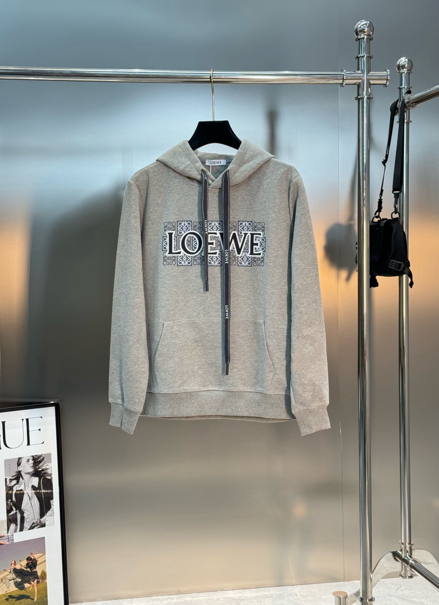 LOEW*E罗意-威25s新款连帽卫衣.男女同款！抽绳吊钟搭配.口袋减龄设计.胸口原版罗意威品牌字母造型