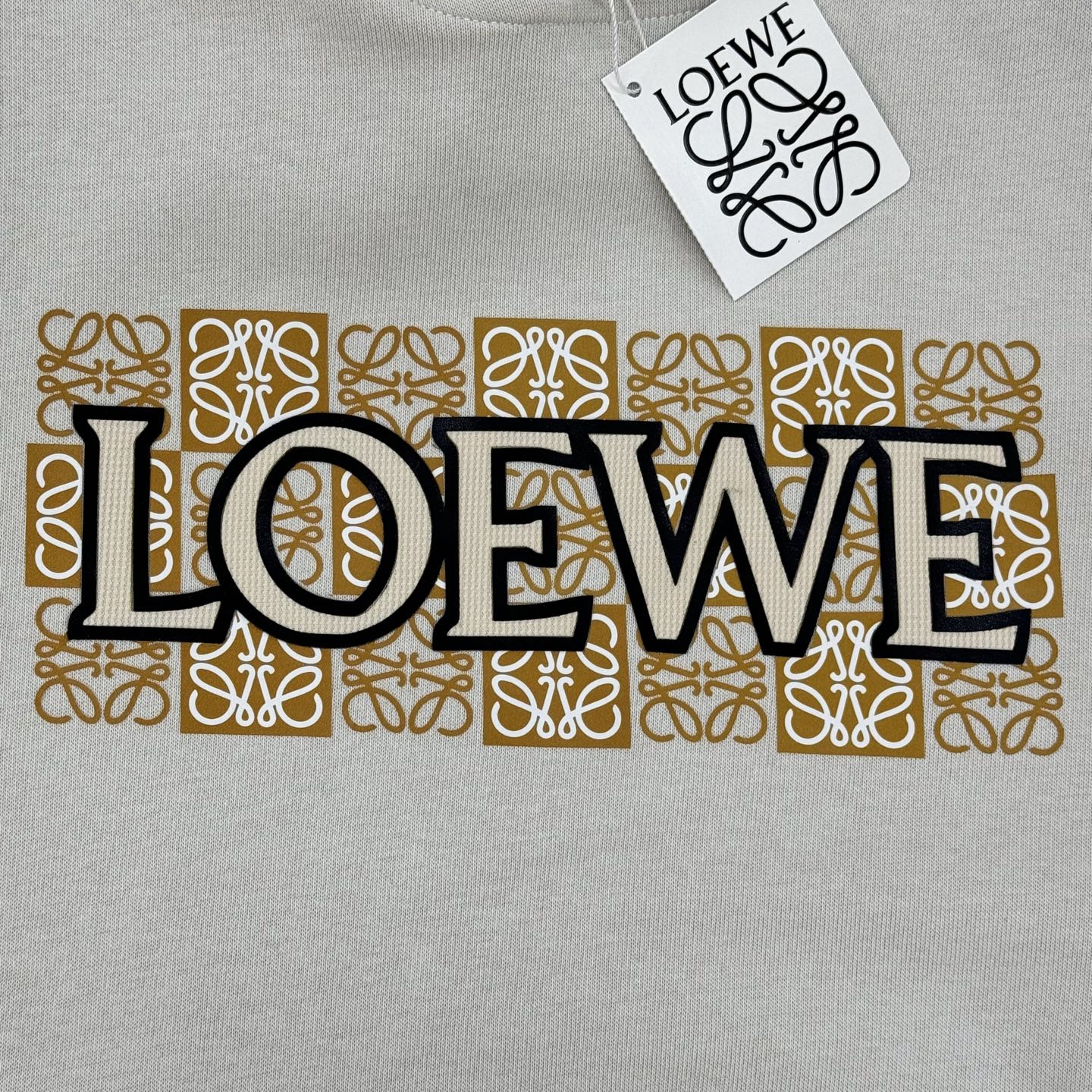 LOEW*E罗意-威25s新款连帽卫衣.男女同款！抽绳吊钟搭配.口袋减龄设计.胸口原版罗意威品牌字母造型