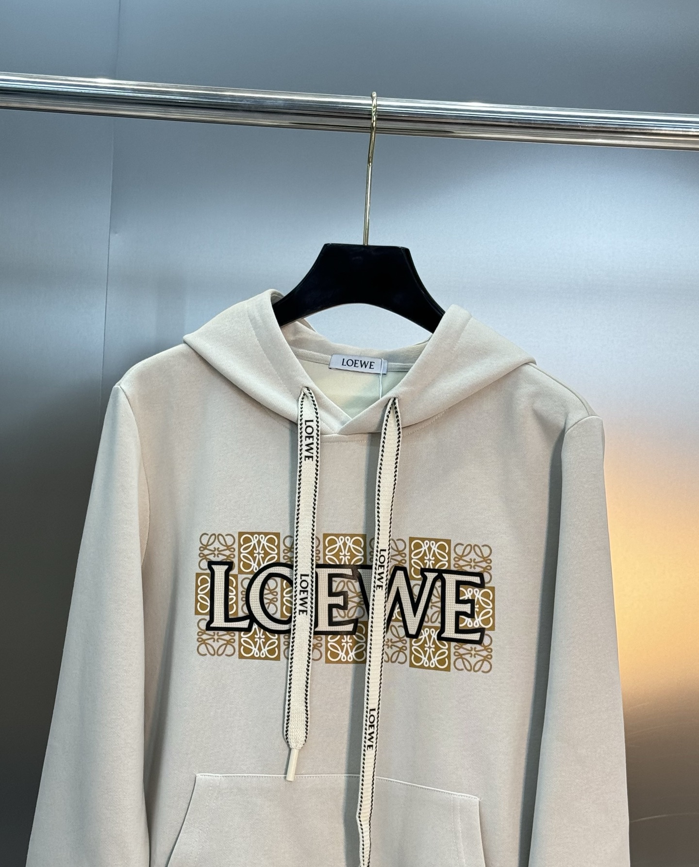 LOEW*E罗意-威25s新款连帽卫衣.男女同款！抽绳吊钟搭配.口袋减龄设计.胸口原版罗意威品牌字母造型