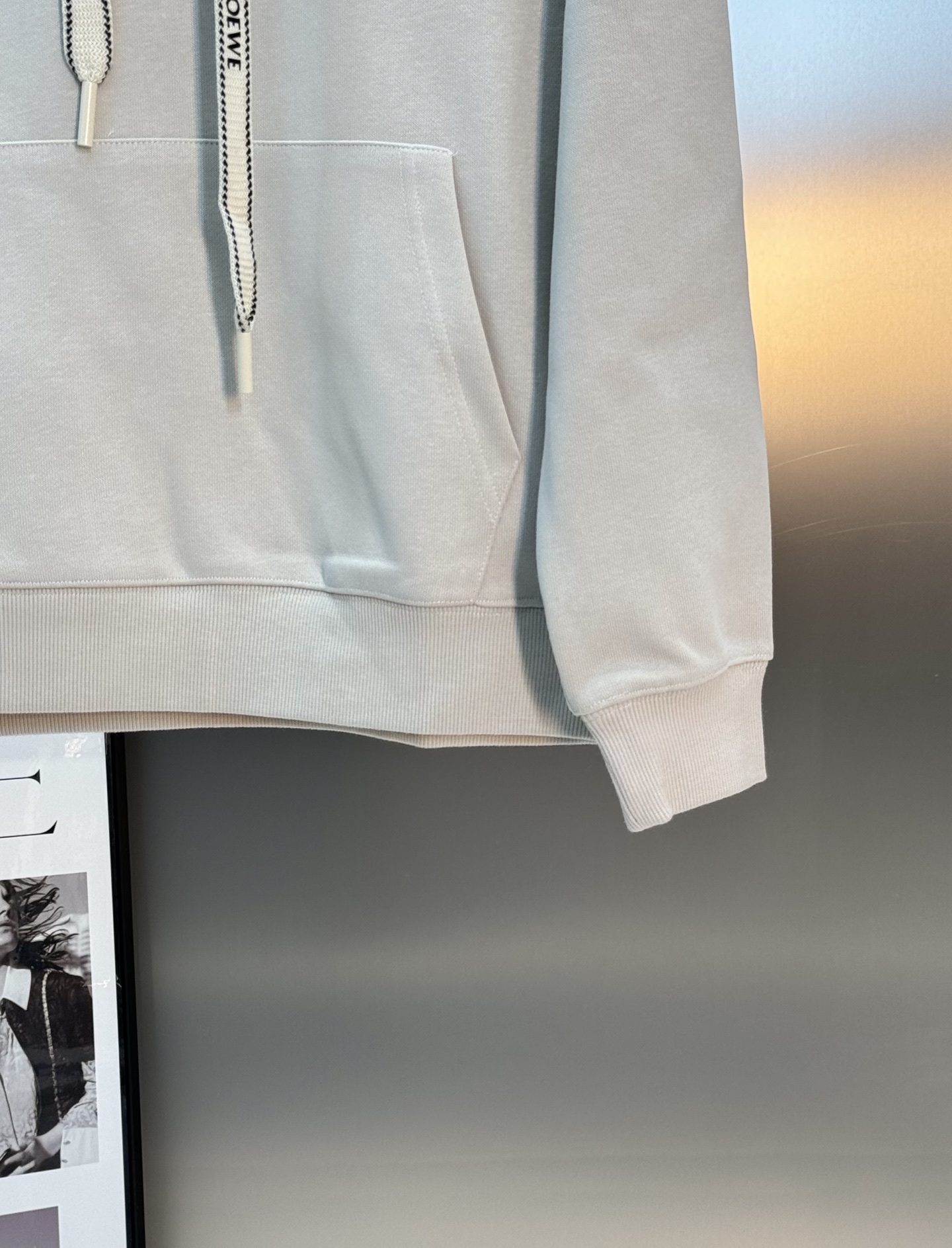 LOEW*E罗意-威25s新款连帽卫衣.男女同款！抽绳吊钟搭配.口袋减龄设计.胸口原版罗意威品牌字母造型