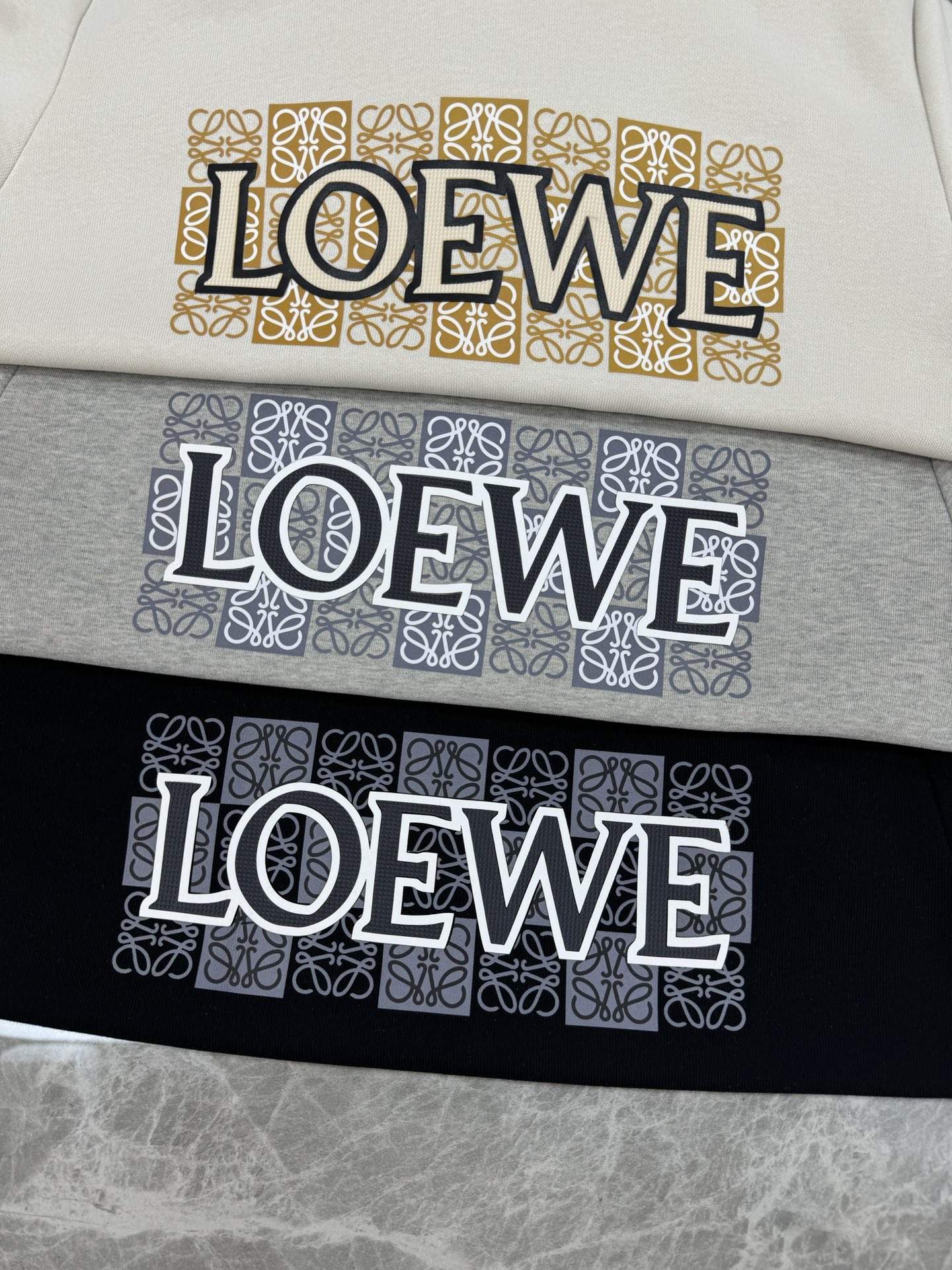 LOEW*E罗意-威25s新款连帽卫衣.男女同款！抽绳吊钟搭配.口袋减龄设计.胸口原版罗意威品牌字母造型