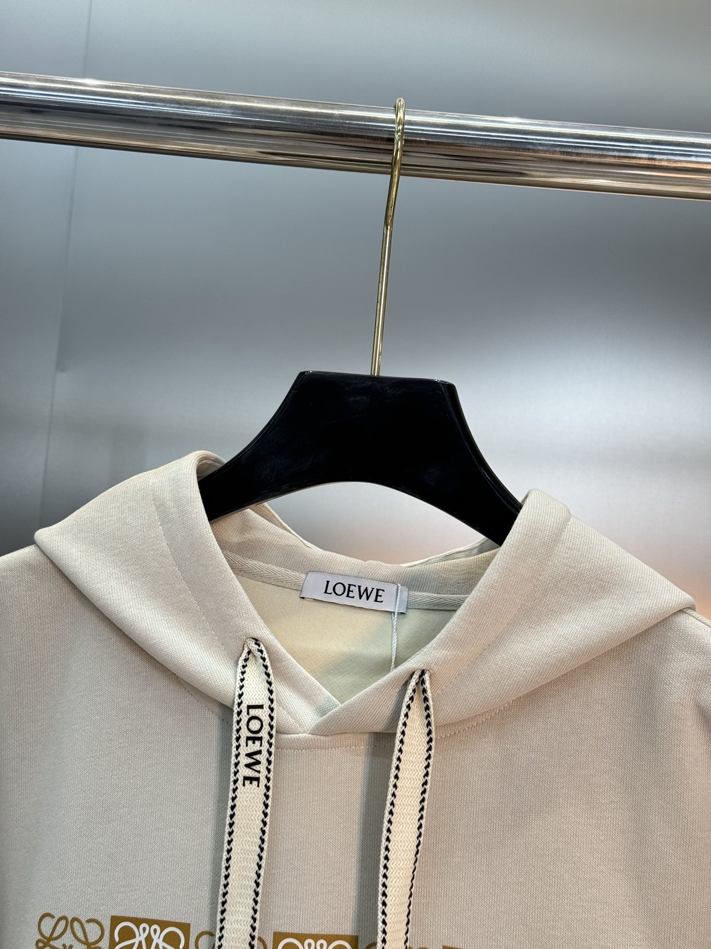 LOEW*E罗意-威25s新款连帽卫衣.男女同款！抽绳吊钟搭配.口袋减龄设计.胸口原版罗意威品牌字母造型