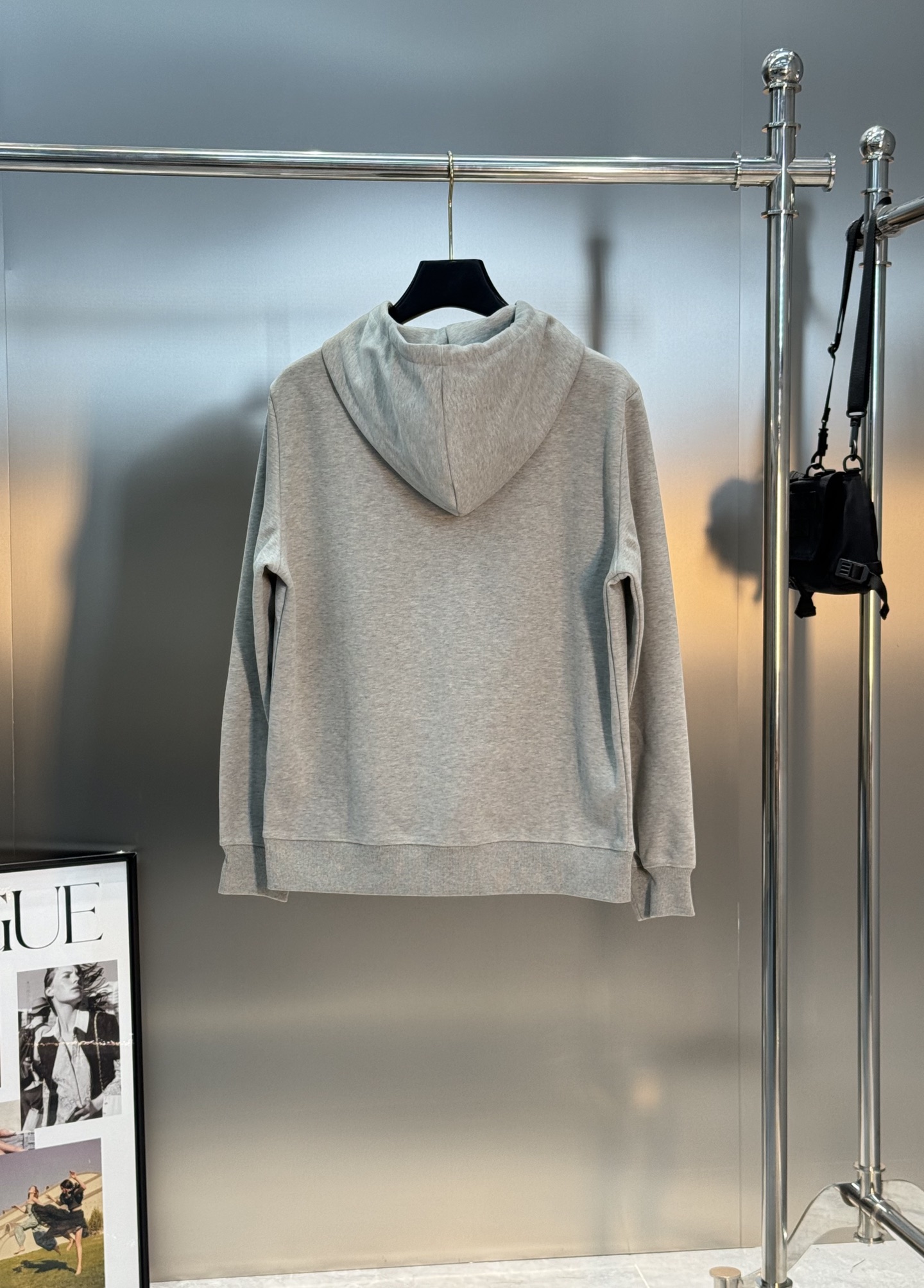 LOEW*E罗意-威25s新款连帽卫衣.男女同款！抽绳吊钟搭配.口袋减龄设计.胸口原版罗意威品牌字母造型