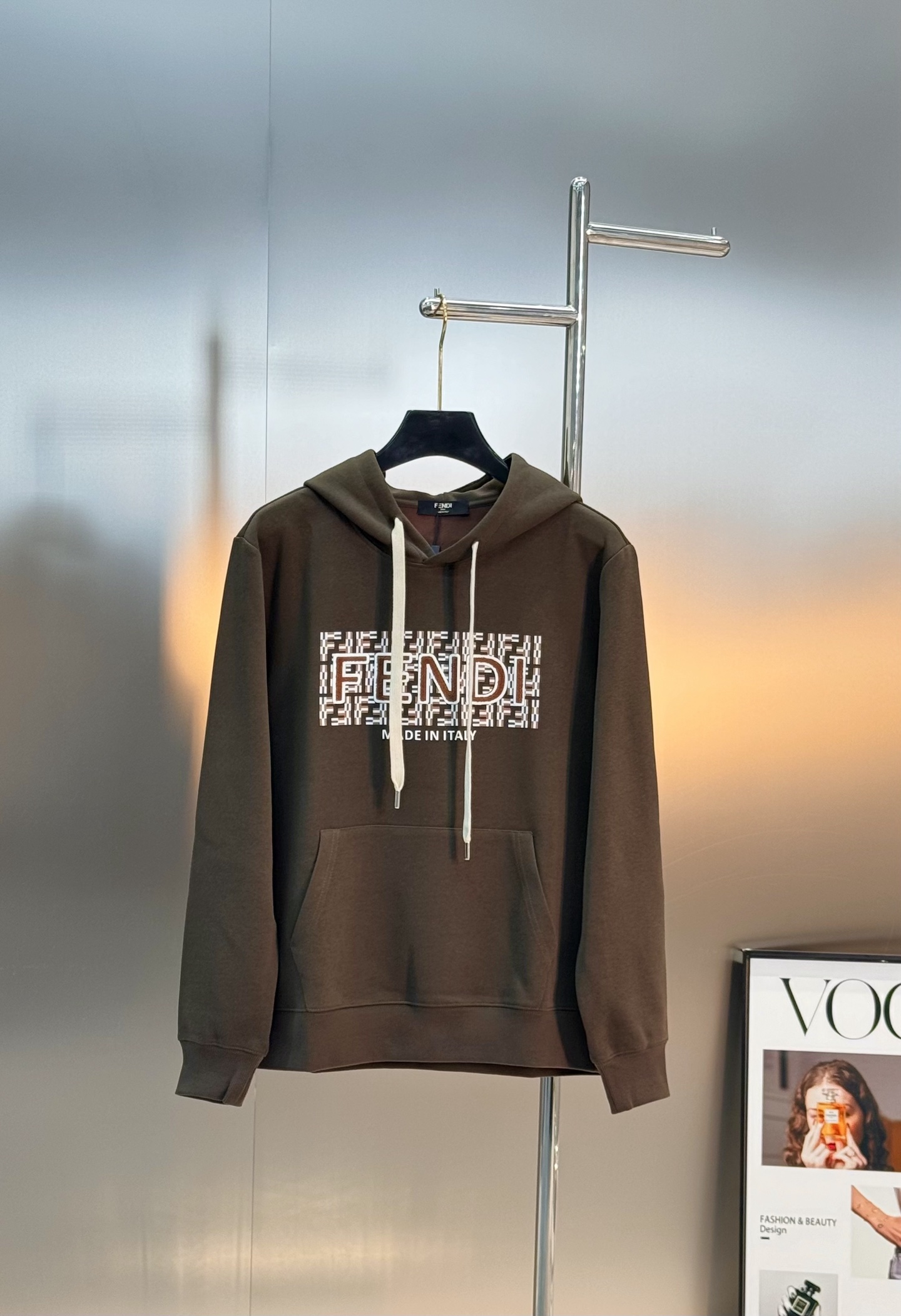 FENDI芬迪25s秋冬新款连帽卫衣.男女同款！新品推荐.380g卫衣全棉材质制作而成.质地柔软细腻.贴