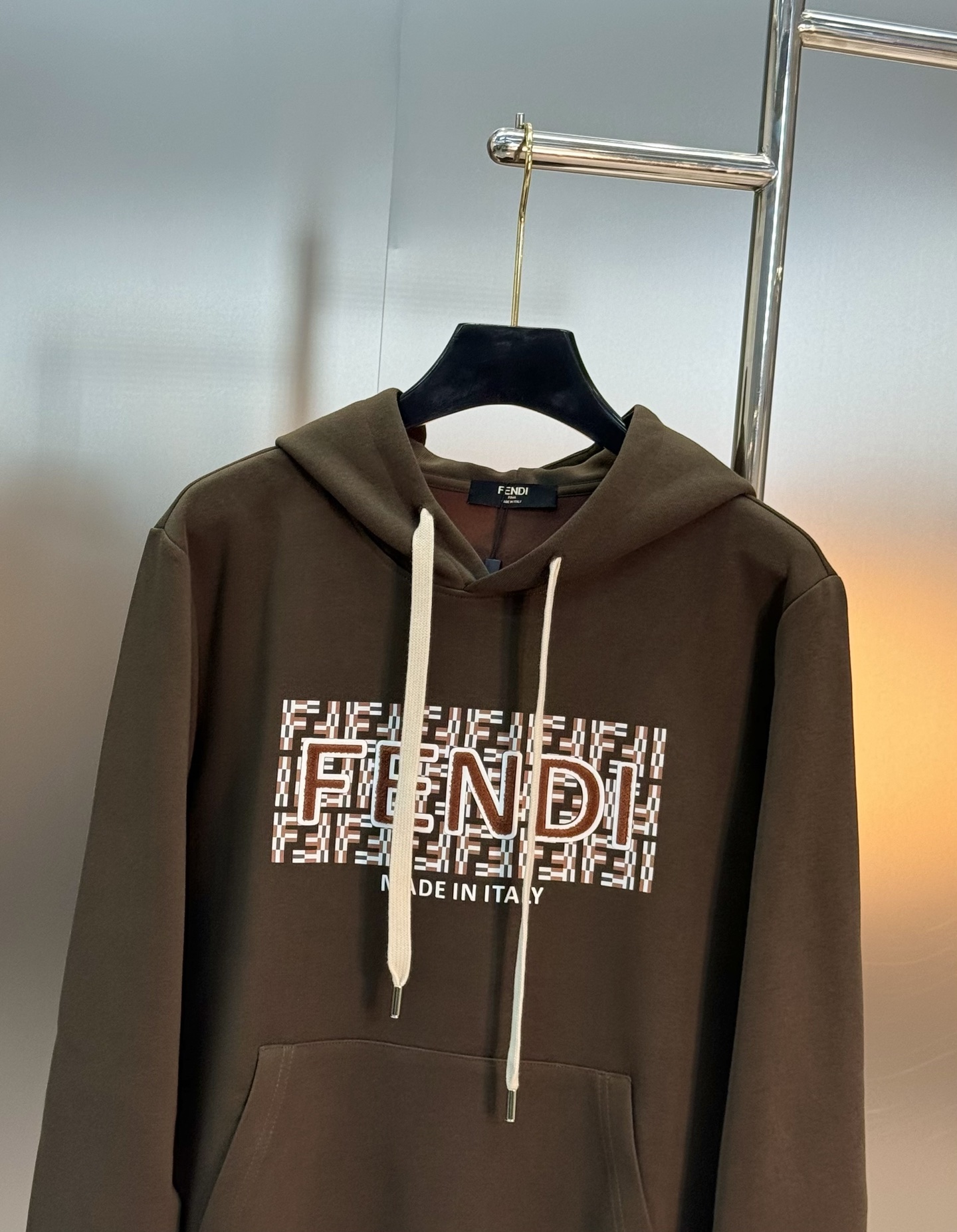 FENDI芬迪25s秋冬新款连帽卫衣.男女同款！新品推荐.380g卫衣全棉材质制作而成.质地柔软细腻.贴