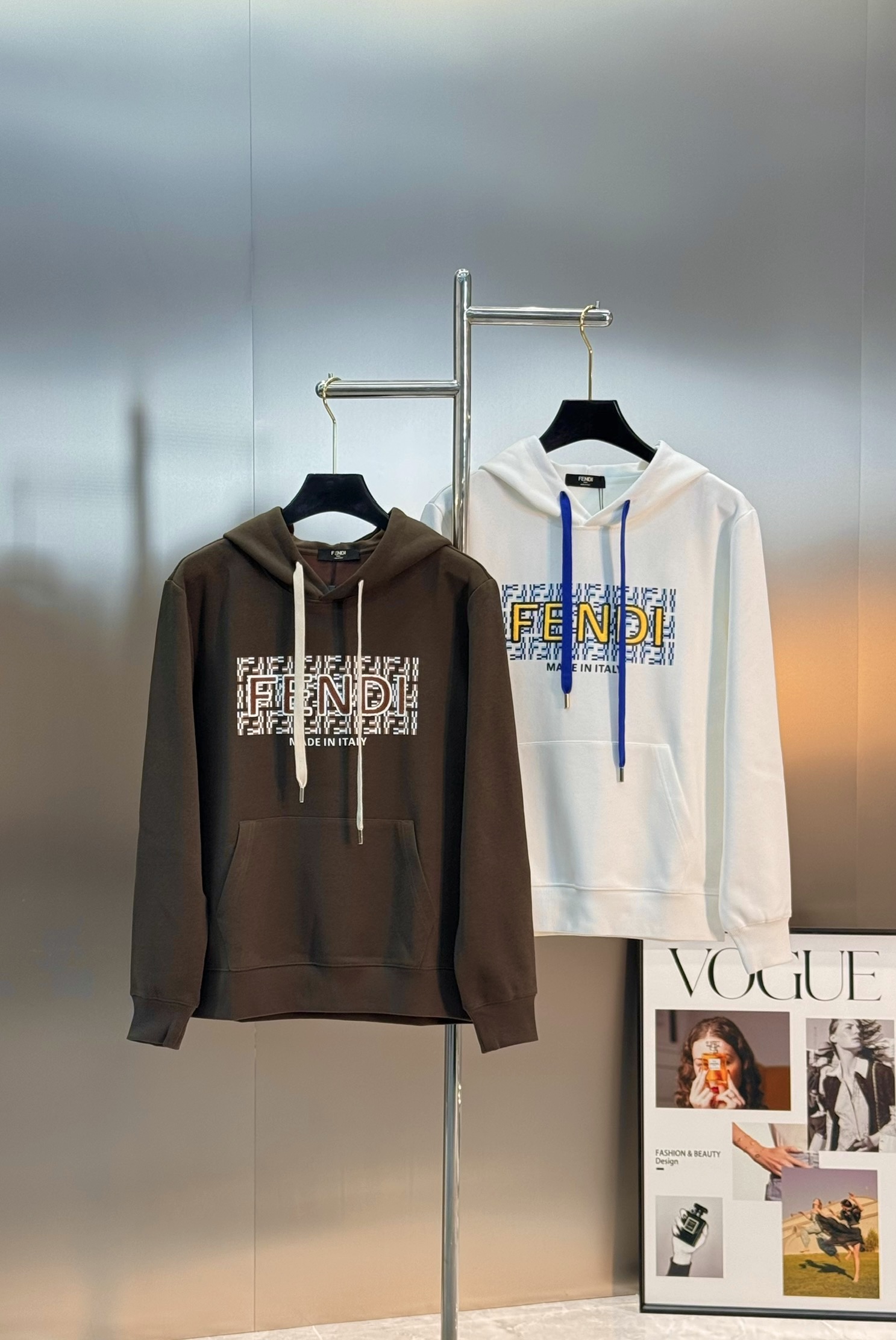 FENDI芬迪25s秋冬新款连帽卫衣.男女同款！新品推荐.380g卫衣全棉材质制作而成.质地柔软细腻.贴