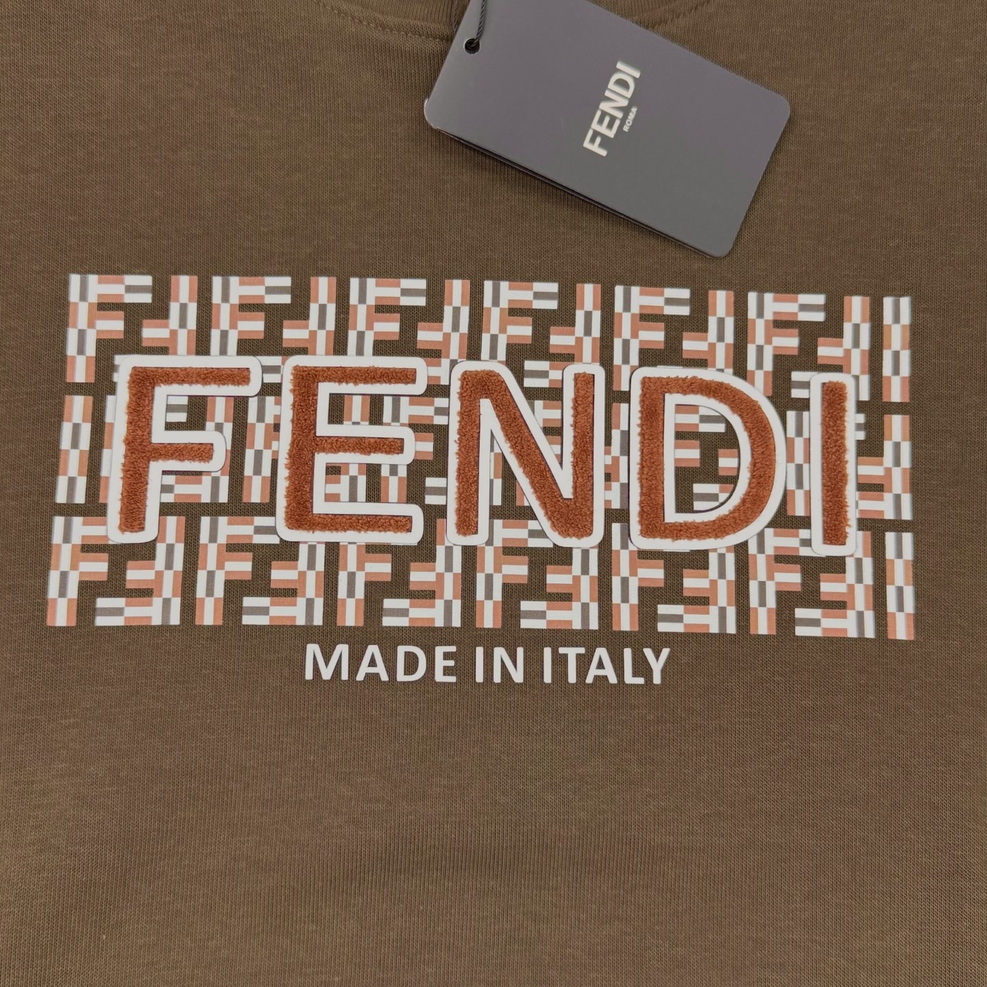 FENDI芬迪25s秋冬新款连帽卫衣.男女同款！新品推荐.380g卫衣全棉材质制作而成.质地柔软细腻.贴