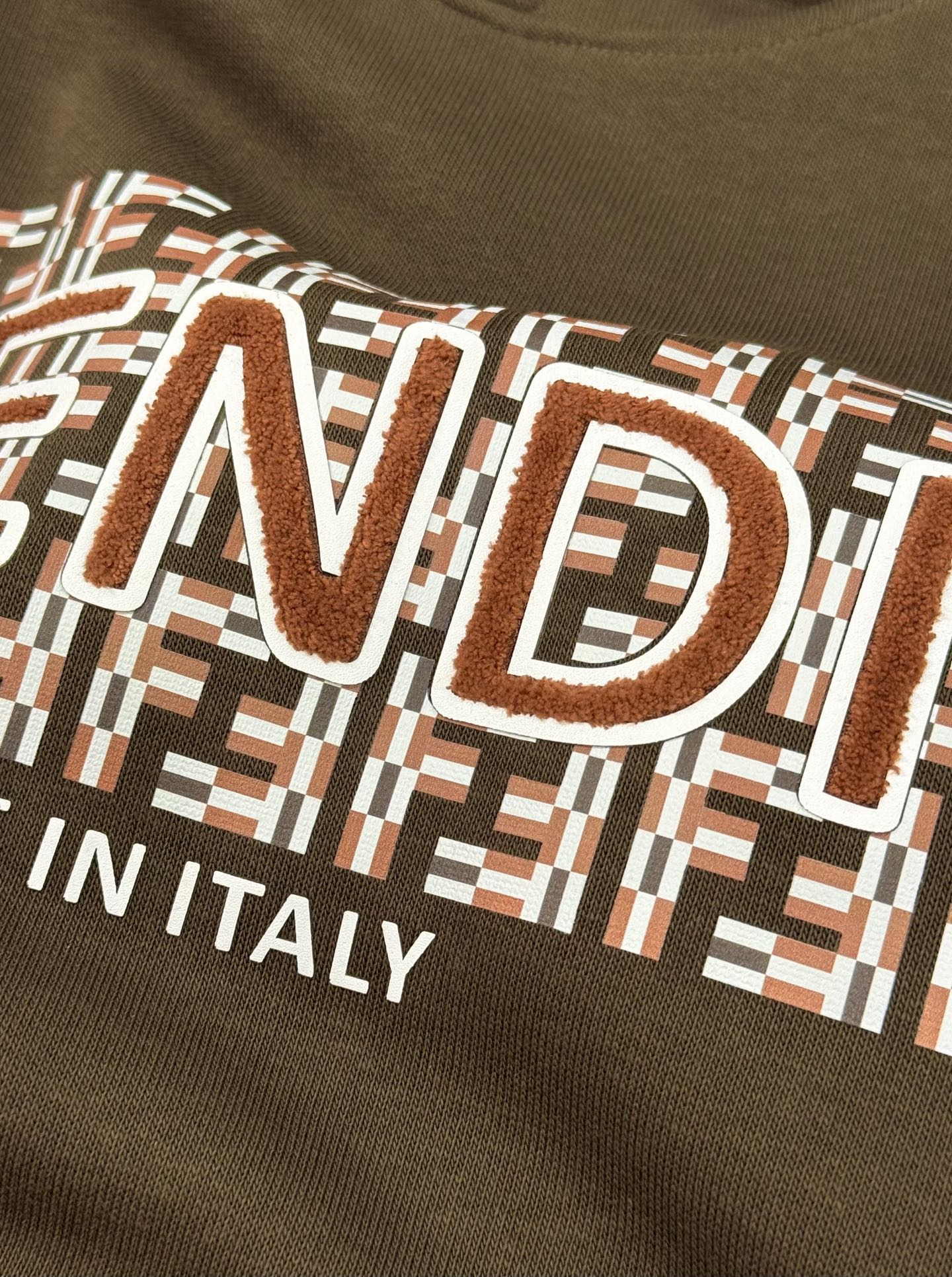 FENDI芬迪25s秋冬新款连帽卫衣.男女同款！新品推荐.380g卫衣全棉材质制作而成.质地柔软细腻.贴