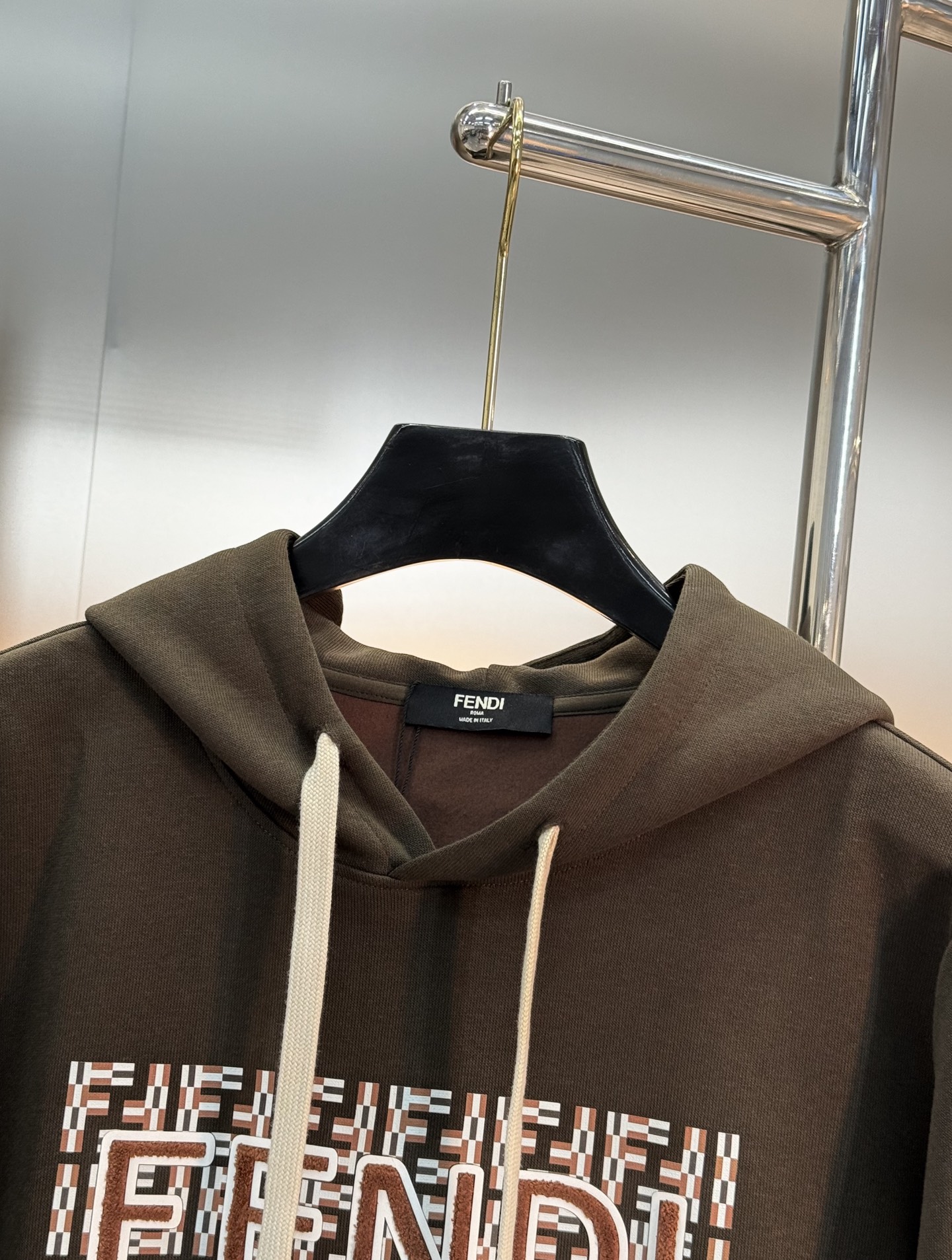 FENDI芬迪25s秋冬新款连帽卫衣.男女同款！新品推荐.380g卫衣全棉材质制作而成.质地柔软细腻.贴