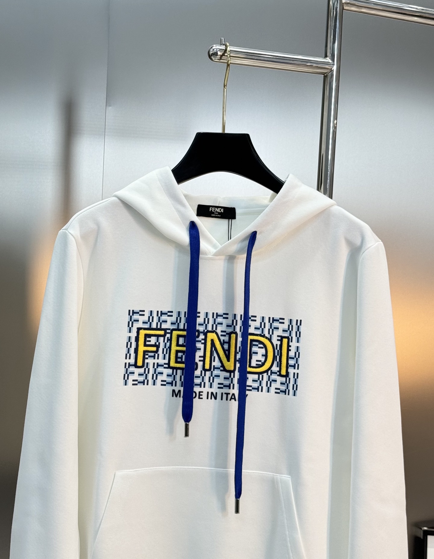 FENDI芬迪25s秋冬新款连帽卫衣.男女同款！新品推荐.380g卫衣全棉材质制作而成.质地柔软细腻.贴