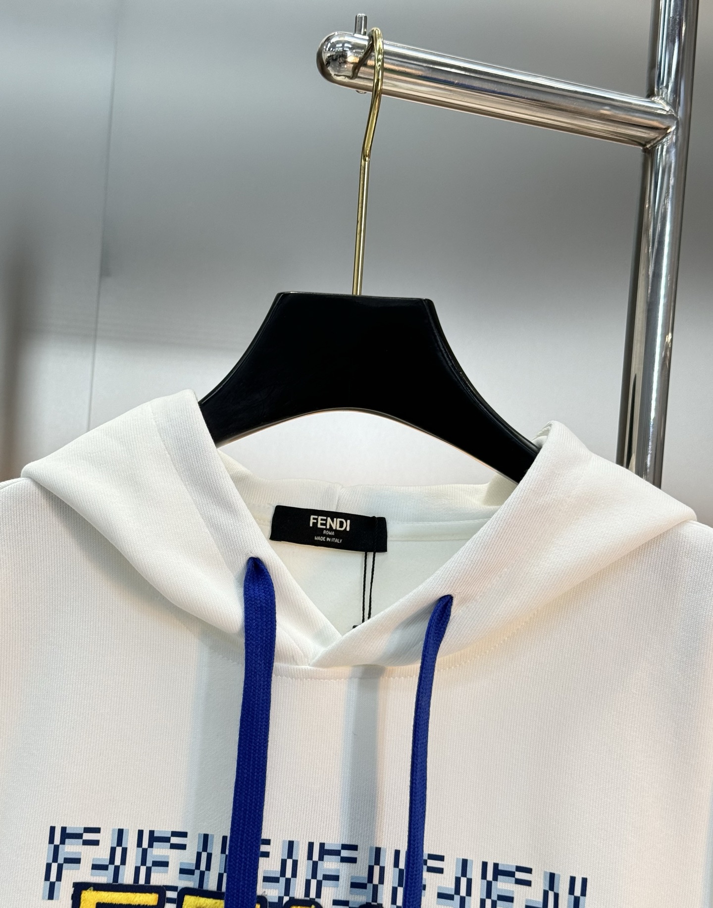 FENDI芬迪25s秋冬新款连帽卫衣.男女同款！新品推荐.380g卫衣全棉材质制作而成.质地柔软细腻.贴