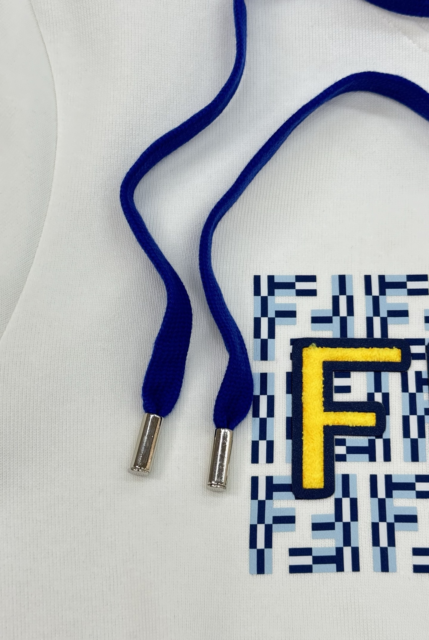 FENDI芬迪25s秋冬新款连帽卫衣.男女同款！新品推荐.380g卫衣全棉材质制作而成.质地柔软细腻.贴