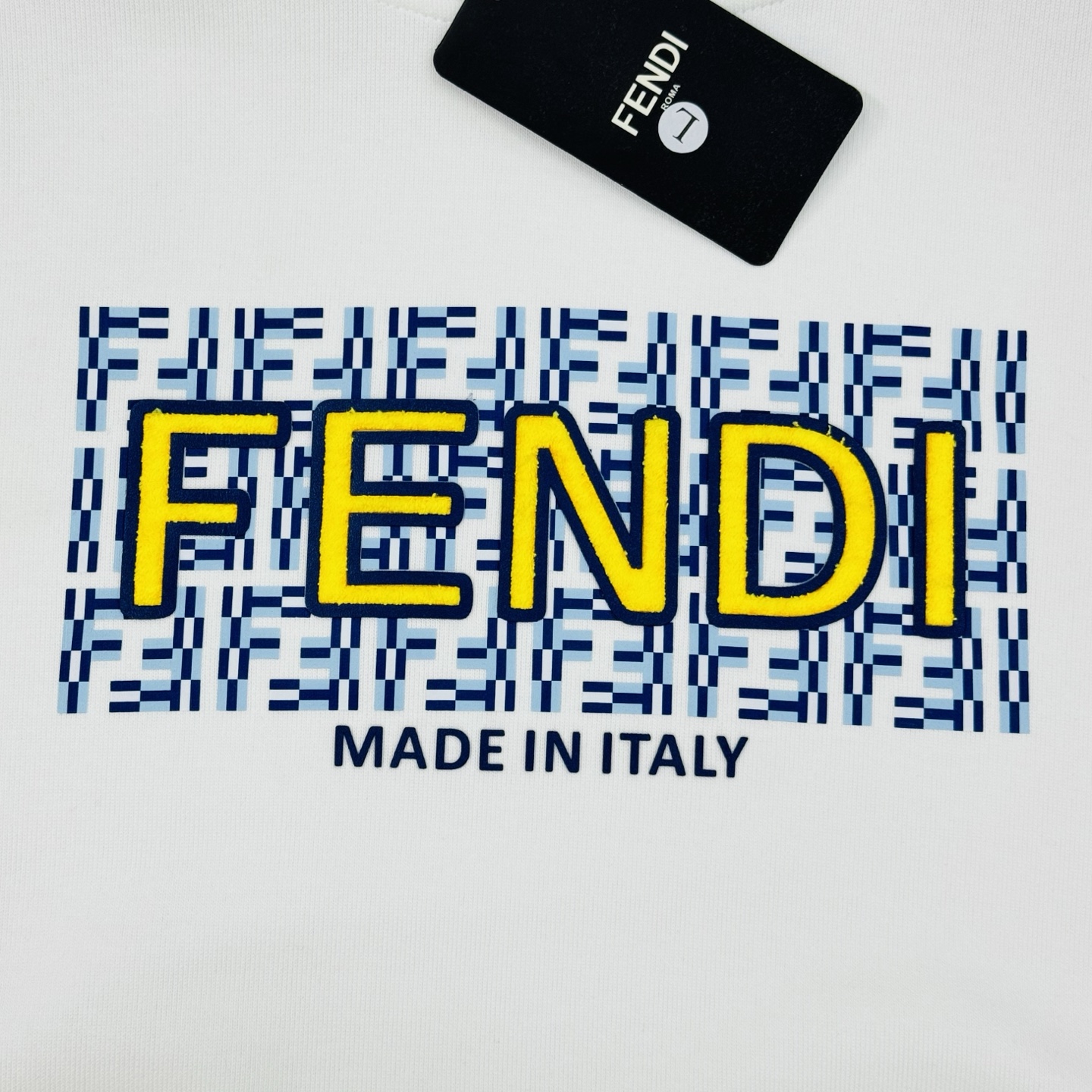 FENDI芬迪25s秋冬新款连帽卫衣.男女同款！新品推荐.380g卫衣全棉材质制作而成.质地柔软细腻.贴