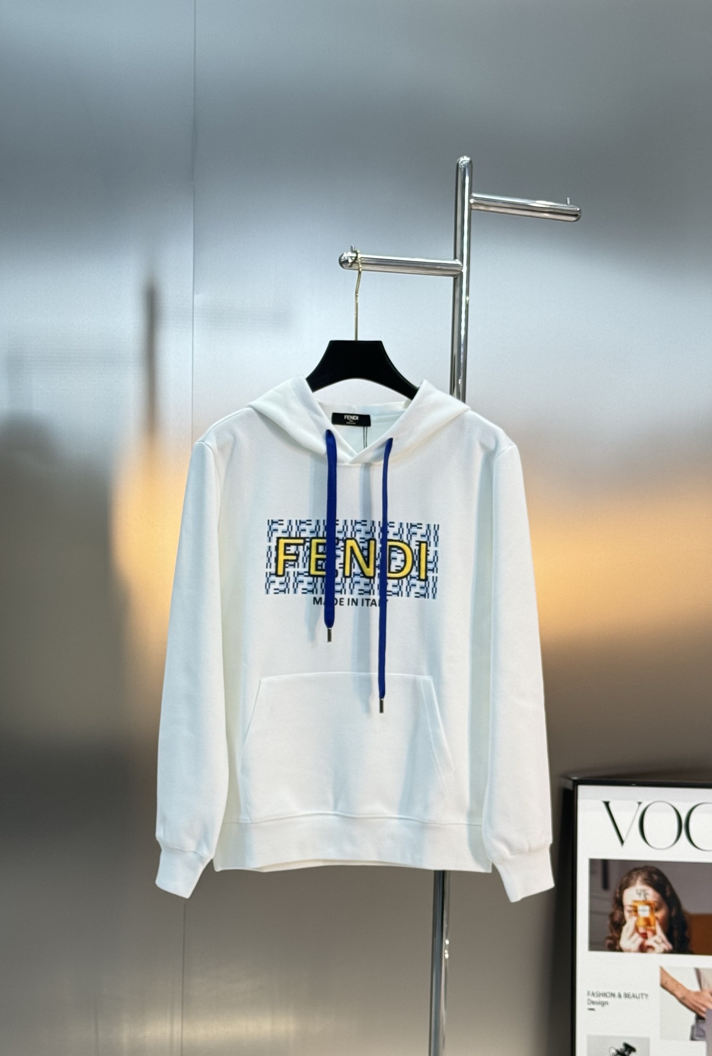 FENDI芬迪25s秋冬新款连帽卫衣.男女同款！新品推荐.380g卫衣全棉材质制作而成.质地柔软细腻.贴