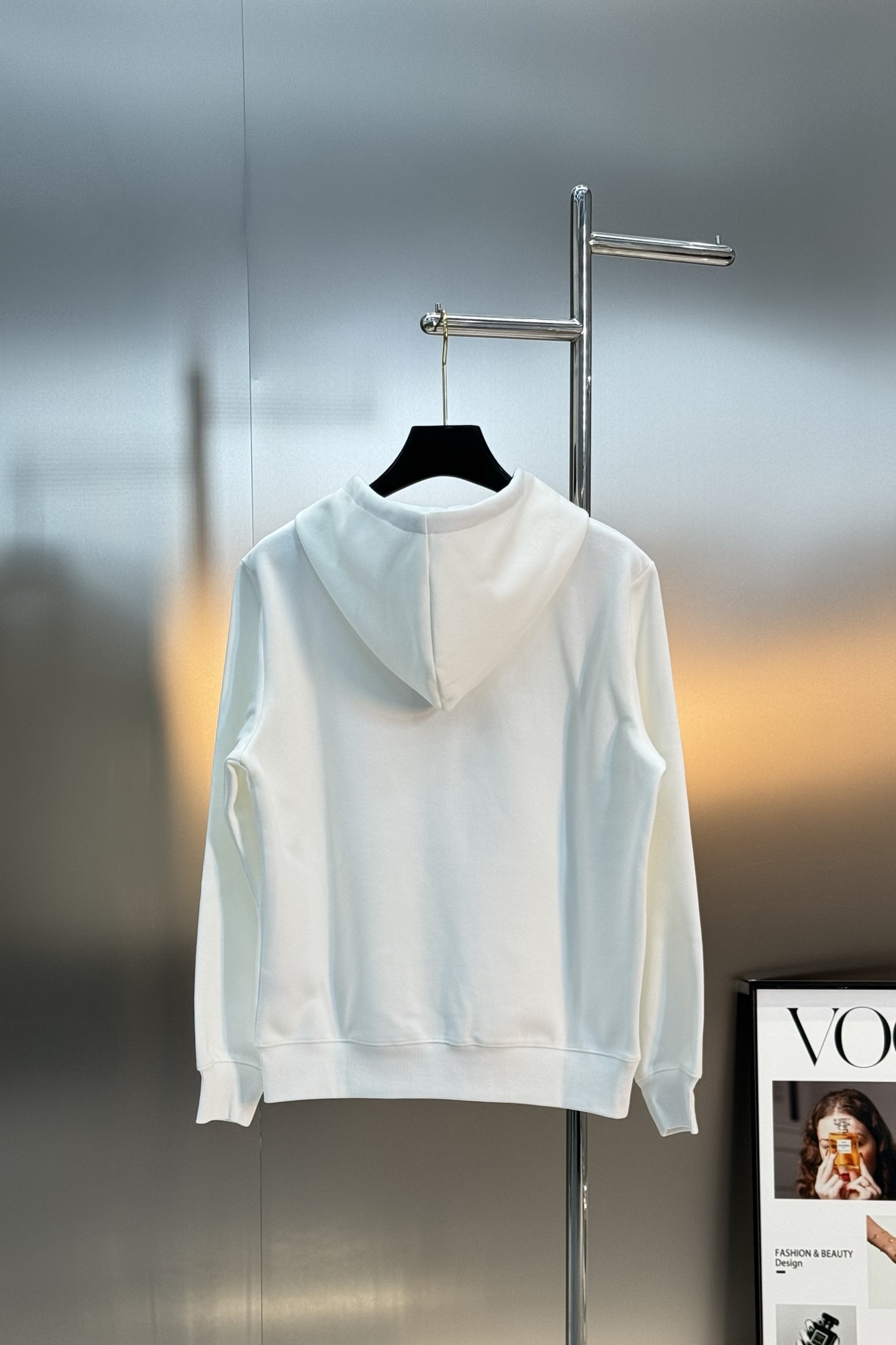 FENDI芬迪25s秋冬新款连帽卫衣.男女同款！新品推荐.380g卫衣全棉材质制作而成.质地柔软细腻.贴