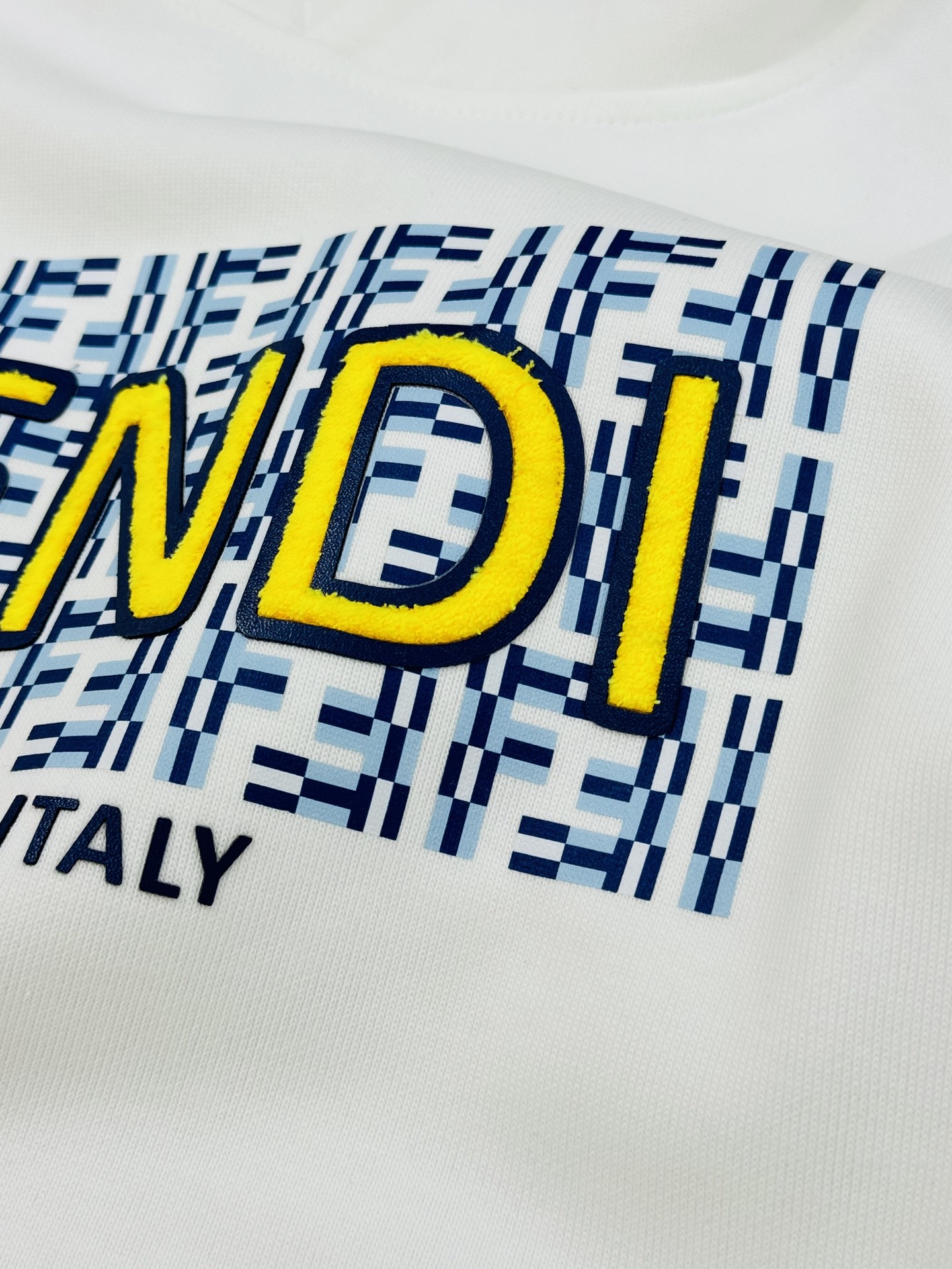 FENDI芬迪25s秋冬新款连帽卫衣.男女同款！新品推荐.380g卫衣全棉材质制作而成.质地柔软细腻.贴