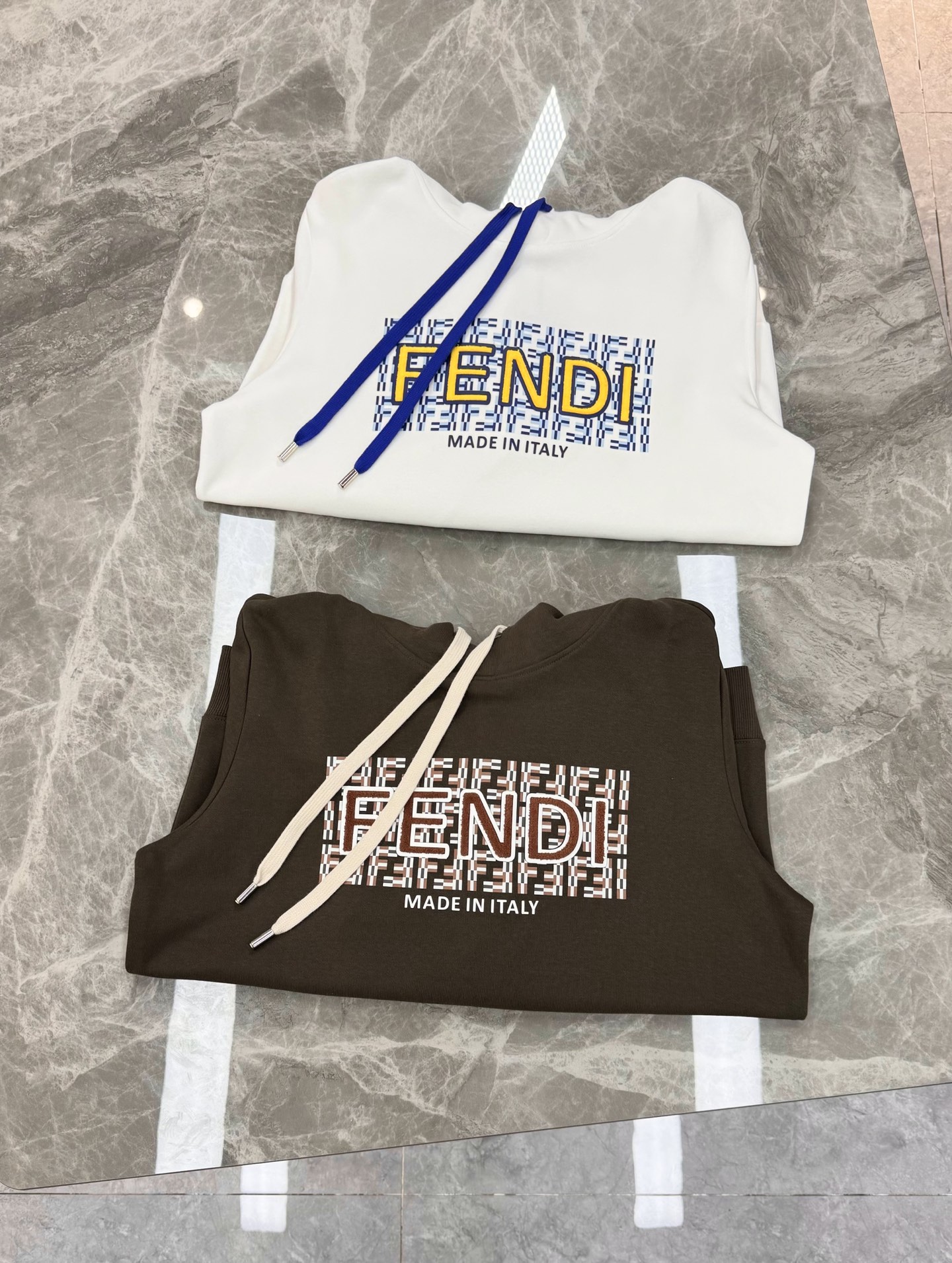 FENDI芬迪25s秋冬新款连帽卫衣.男女同款！新品推荐.380g卫衣全棉材质制作而成.质地柔软细腻.贴