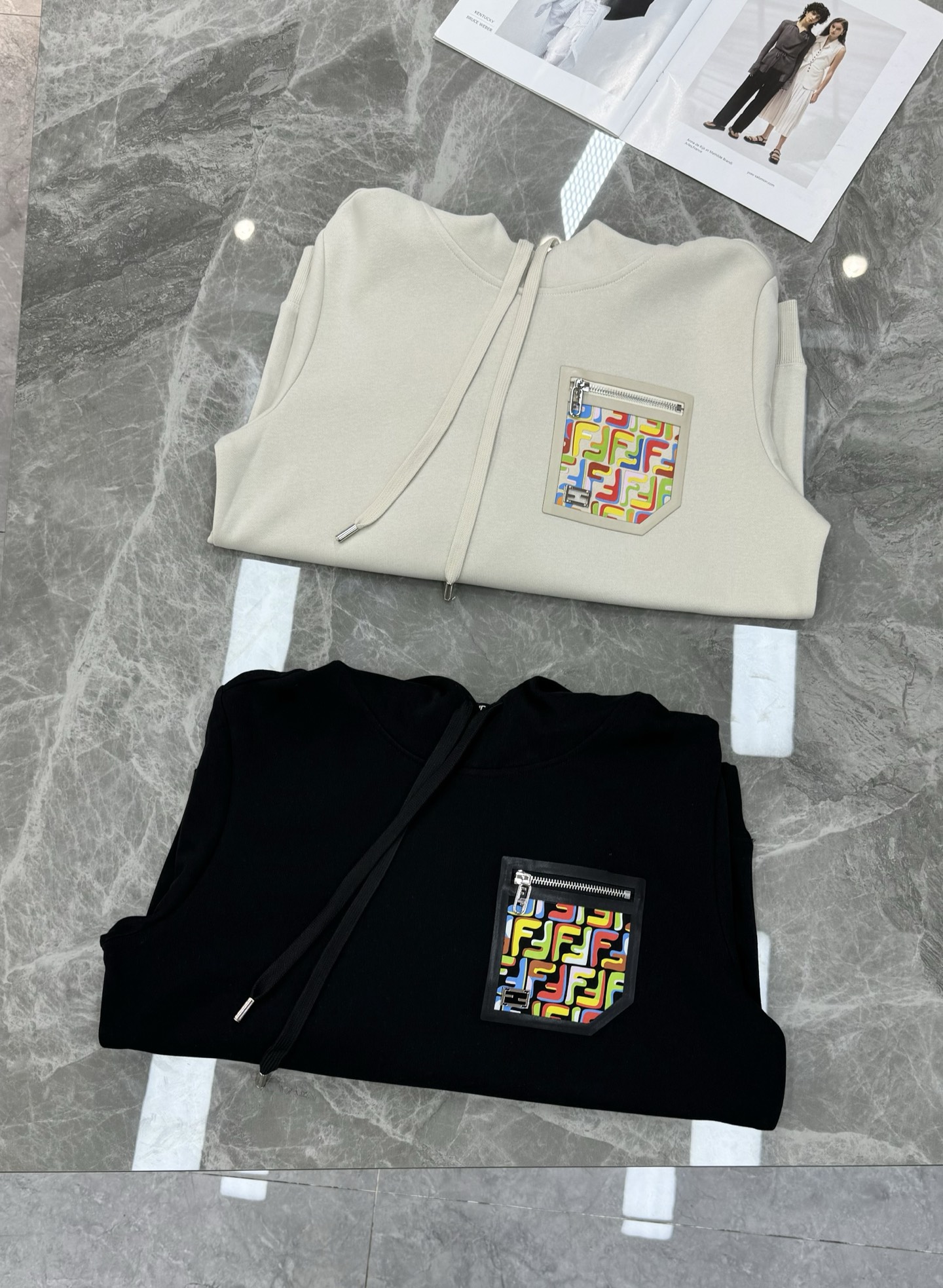 Fend*芬-迪25s秋冬新款连帽卫衣.男女同款～最新立体皮标色彩FF设计.搭配口袋设计.定制380g卫