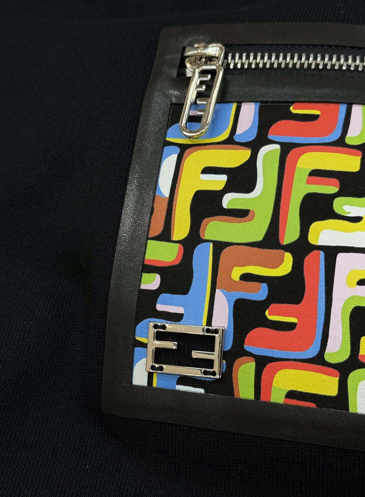 Fend*芬-迪25s秋冬新款连帽卫衣.男女同款～最新立体皮标色彩FF设计.搭配口袋设计.定制380g卫