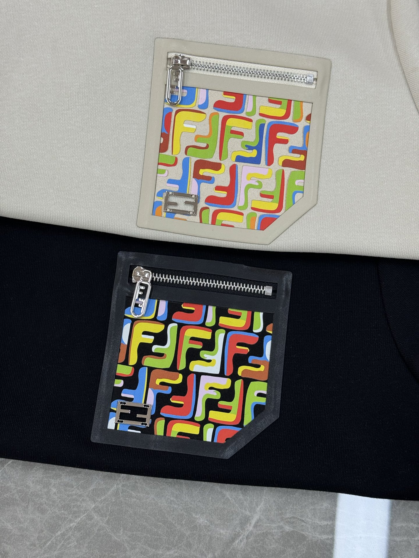 Fend*芬-迪25s秋冬新款连帽卫衣.男女同款～最新立体皮标色彩FF设计.搭配口袋设计.定制380g卫