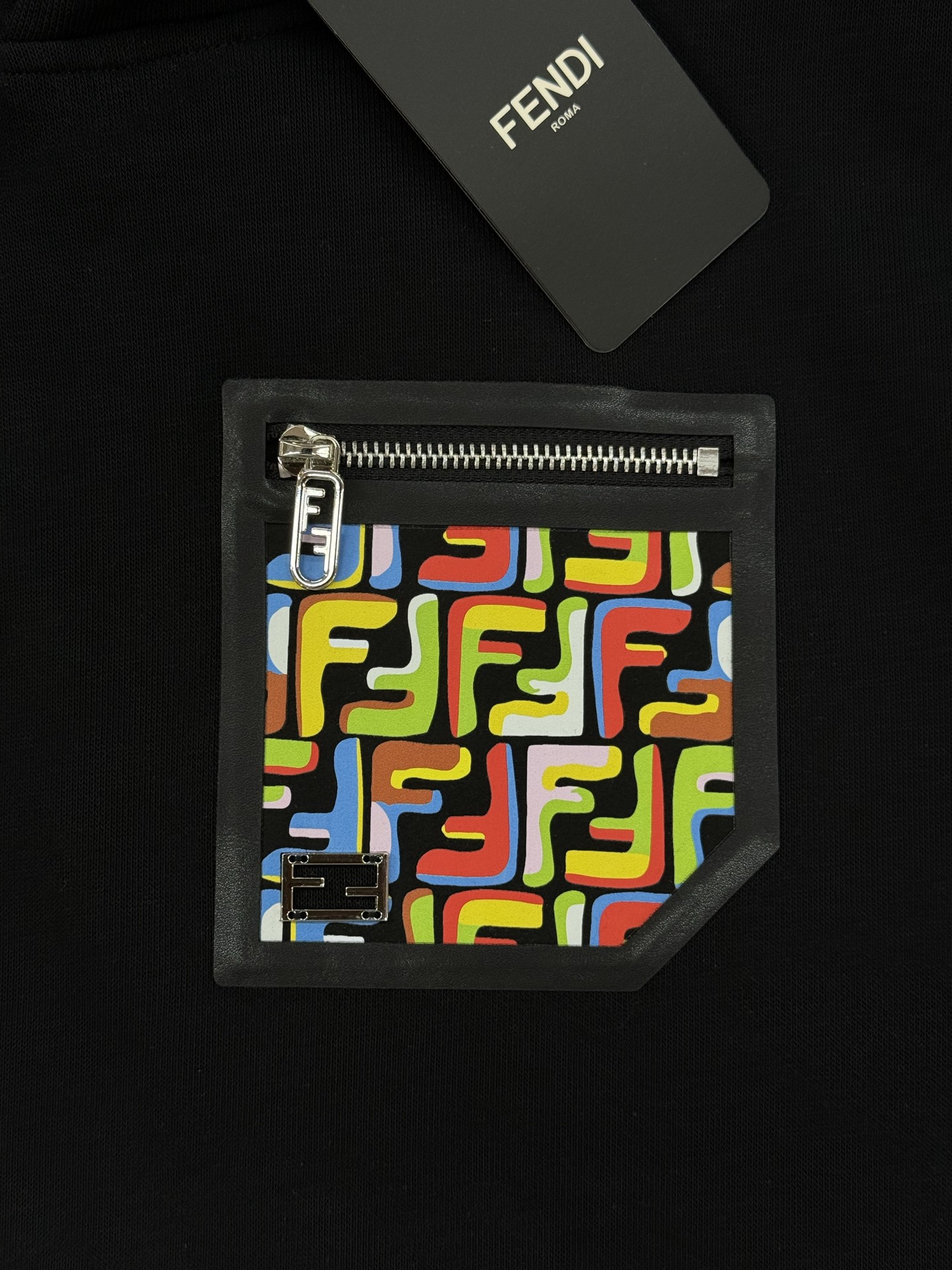 Fend*芬-迪25s秋冬新款连帽卫衣.男女同款～最新立体皮标色彩FF设计.搭配口袋设计.定制380g卫