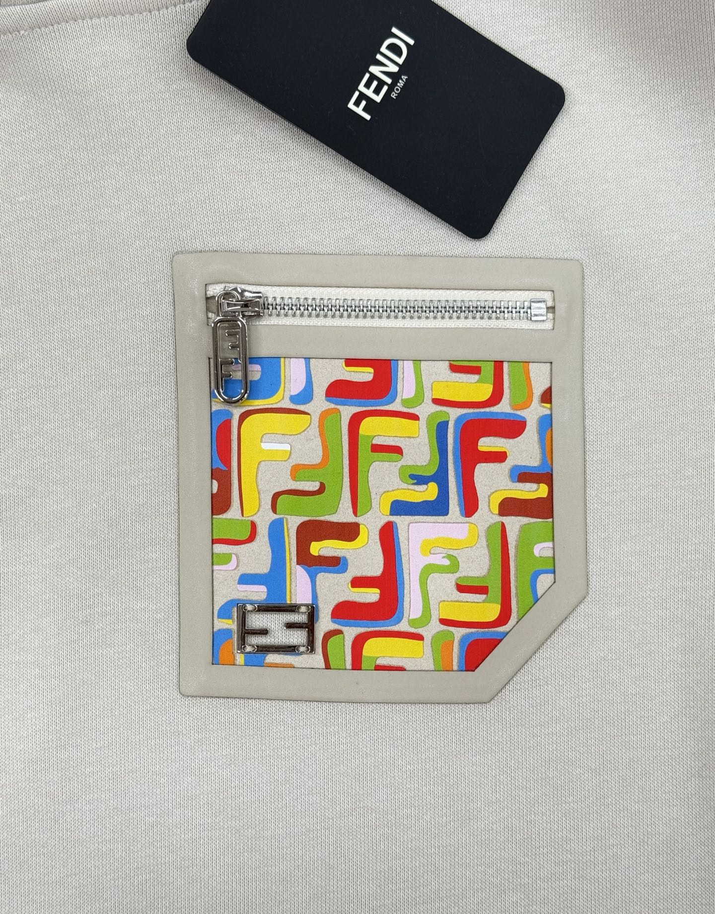 Fend*芬-迪25s秋冬新款连帽卫衣.男女同款～最新立体皮标色彩FF设计.搭配口袋设计.定制380g卫