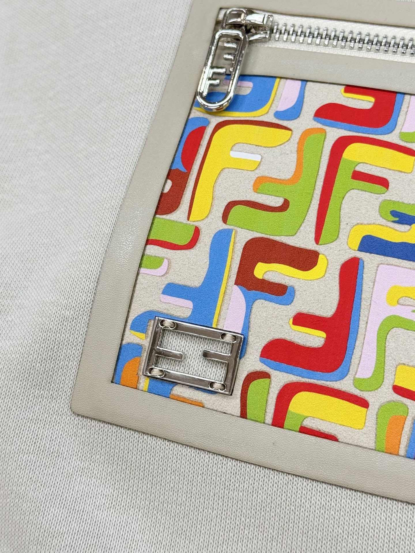 Fend*芬-迪25s秋冬新款连帽卫衣.男女同款～最新立体皮标色彩FF设计.搭配口袋设计.定制380g卫