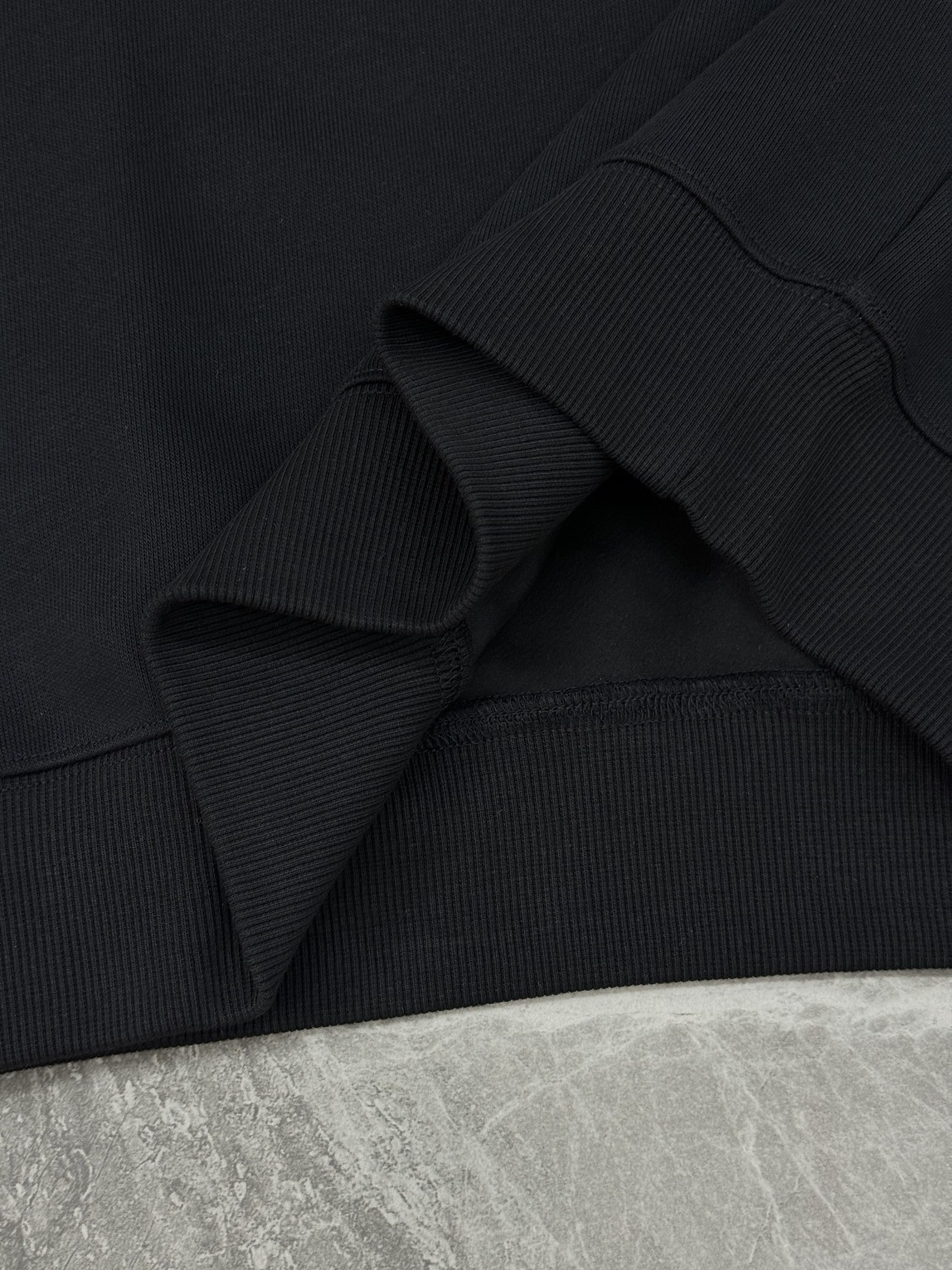 Fend*芬-迪25s秋冬新款圆领卫衣.男女同款～最新立体皮标原版设计.搭配口袋设计.定制380g卫衣棉