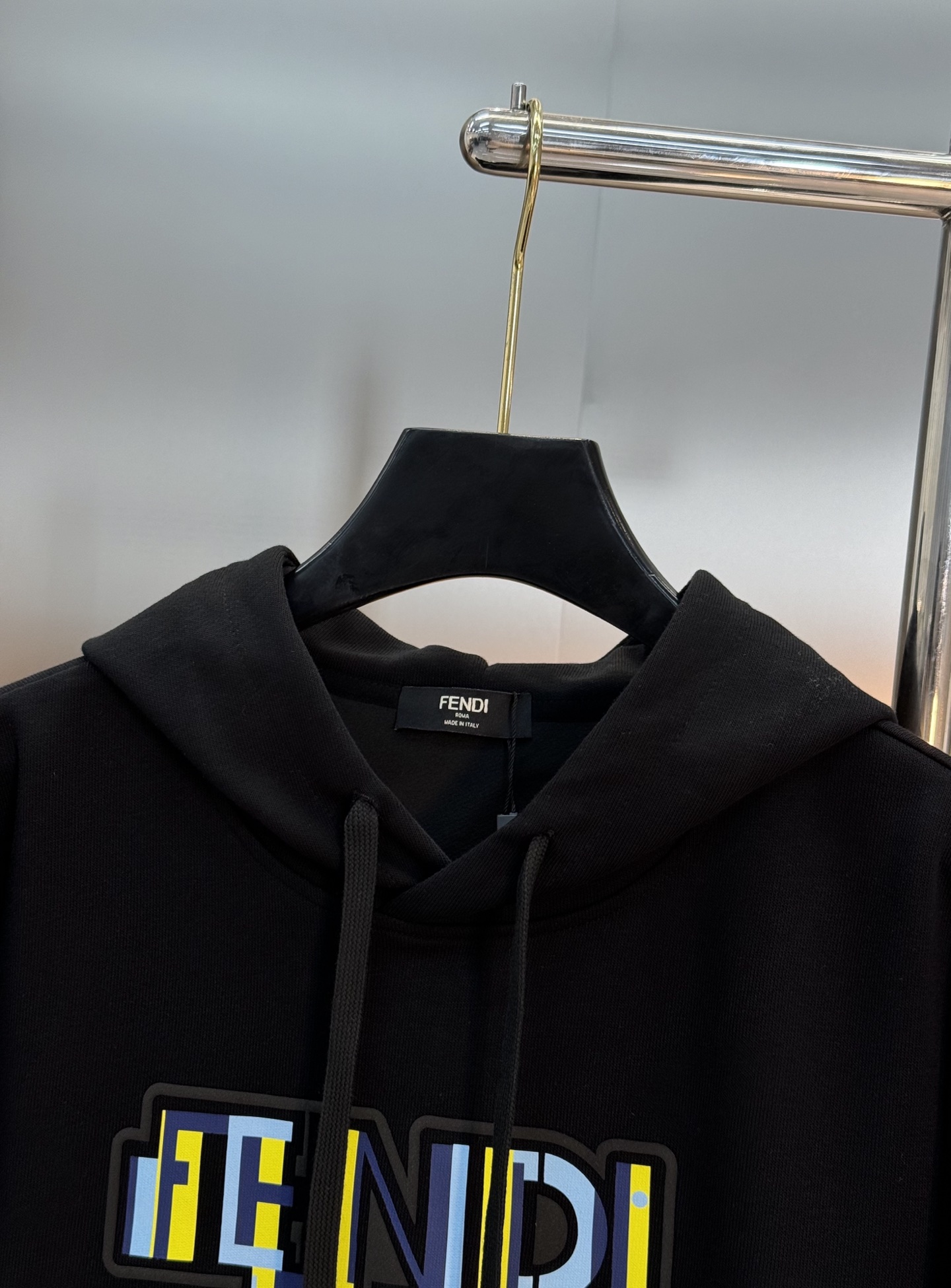 Fendi芬迪25s新款连帽卫衣，柔软棉质面料，穿着舒适又透气！正面彩色“FENDI”字母印花，超有活力