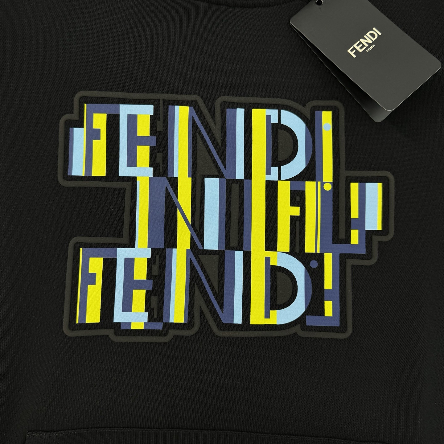 Fendi芬迪25s新款连帽卫衣，柔软棉质面料，穿着舒适又透气！正面彩色“FENDI”字母印花，超有活力