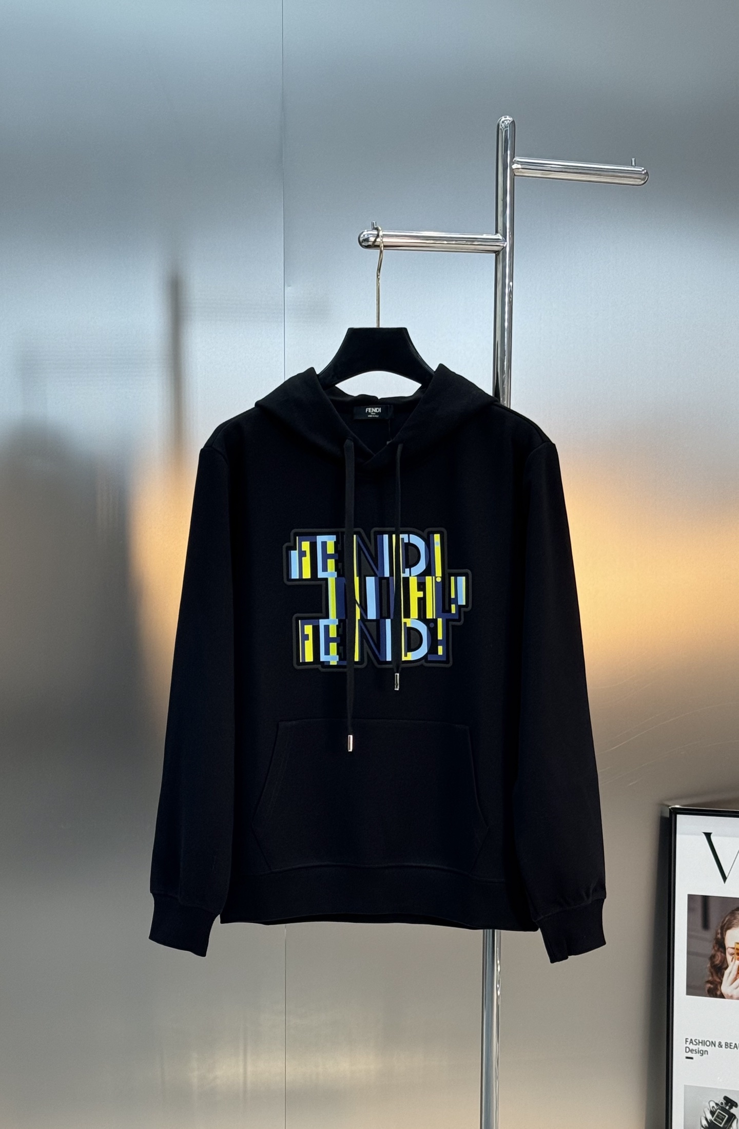 Fendi芬迪25s新款连帽卫衣，柔软棉质面料，穿着舒适又透气！正面彩色“FENDI”字母印花，超有活力