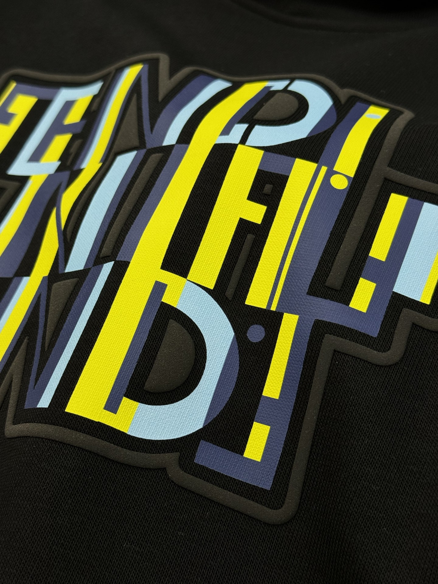 Fendi芬迪25s新款连帽卫衣，柔软棉质面料，穿着舒适又透气！正面彩色“FENDI”字母印花，超有活力