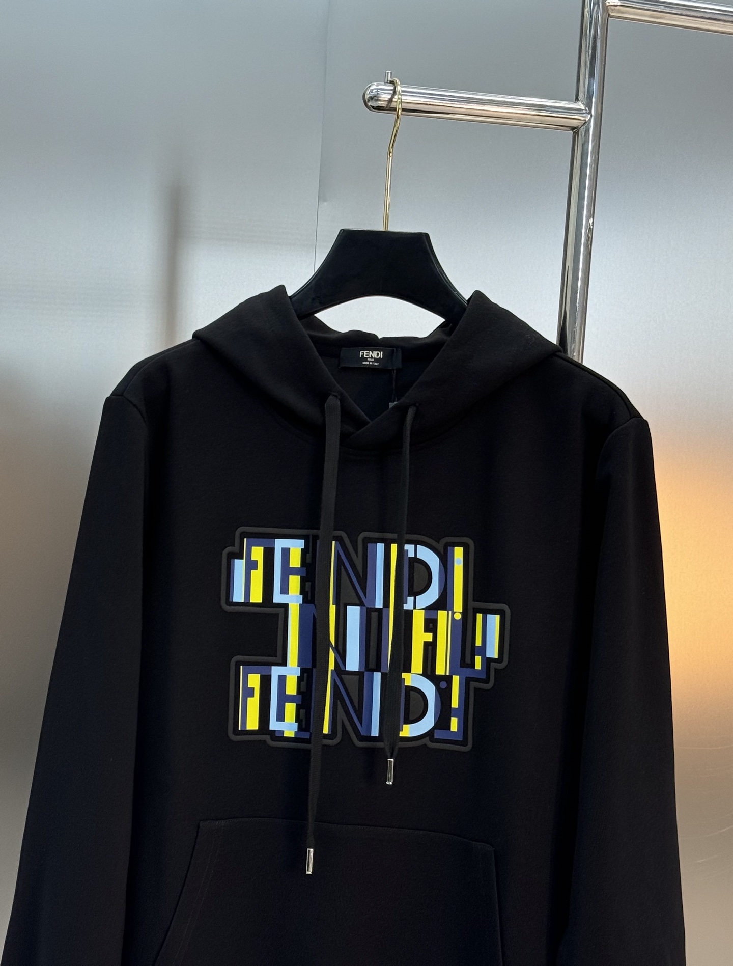 Fendi芬迪25s新款连帽卫衣，柔软棉质面料，穿着舒适又透气！正面彩色“FENDI”字母印花，超有活力