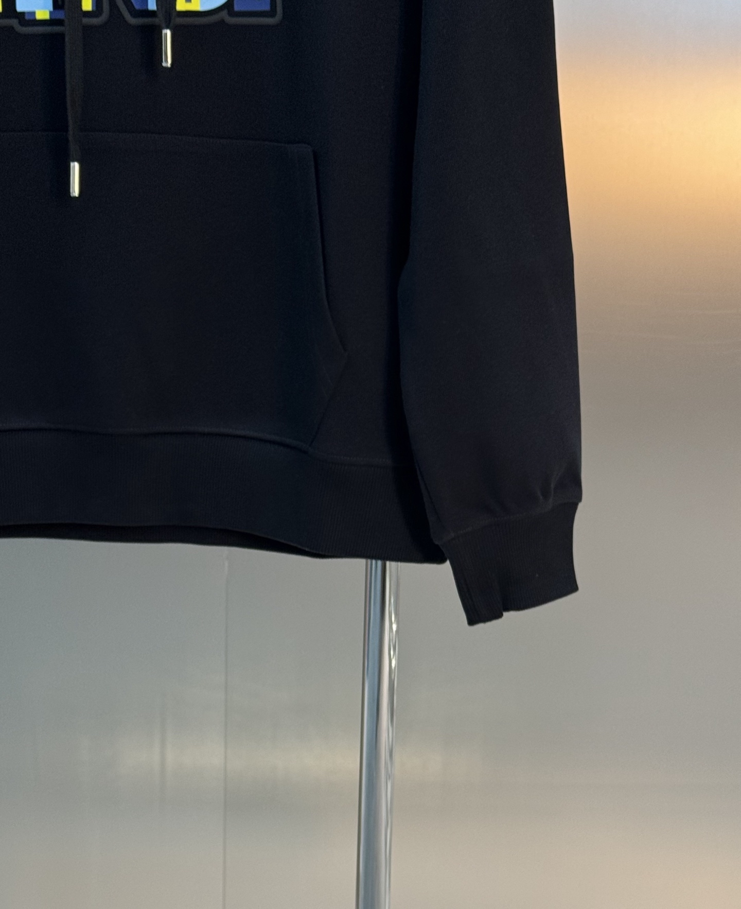 Fendi芬迪25s新款连帽卫衣，柔软棉质面料，穿着舒适又透气！正面彩色“FENDI”字母印花，超有活力