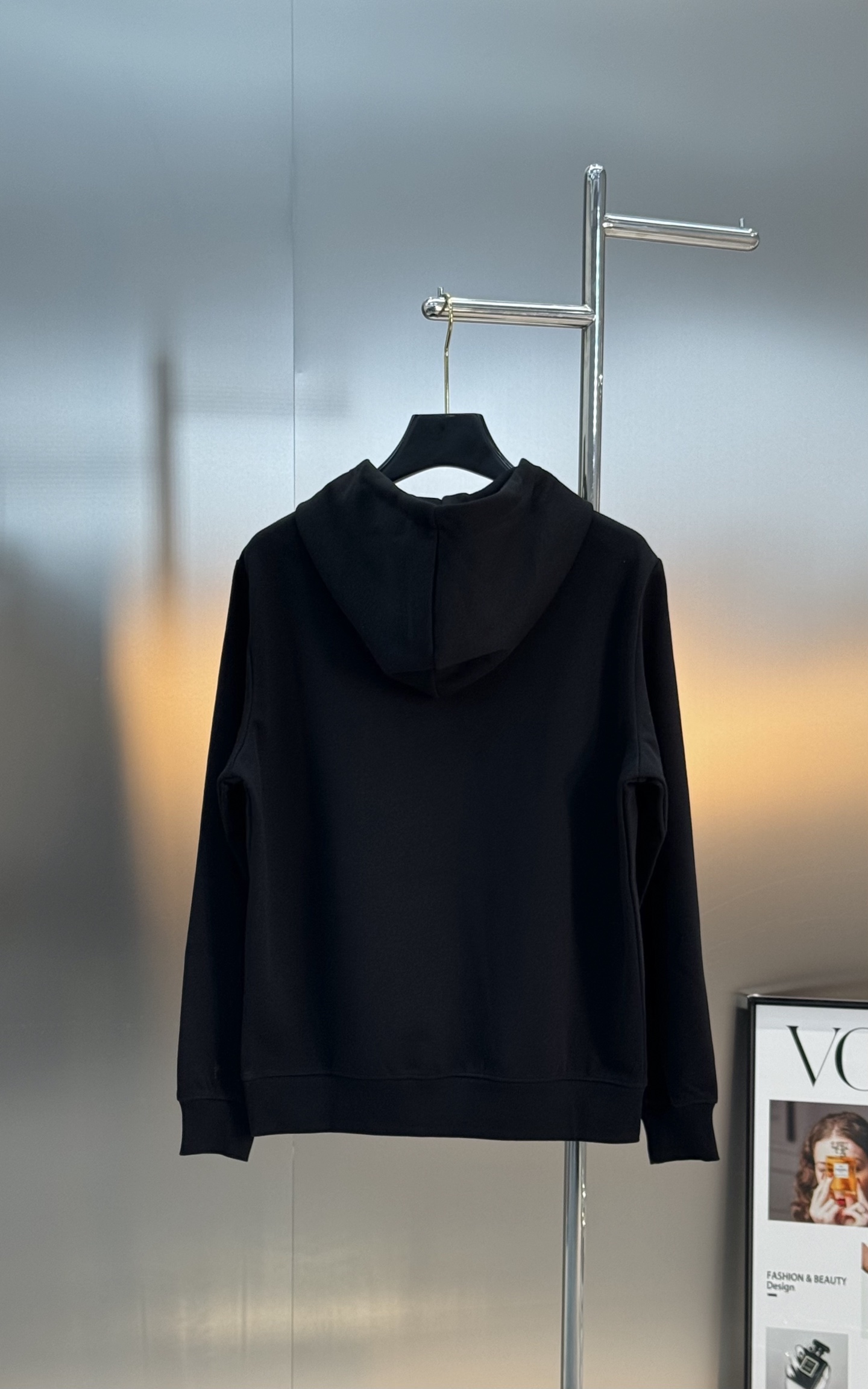 Fendi芬迪25s新款连帽卫衣，柔软棉质面料，穿着舒适又透气！正面彩色“FENDI”字母印花，超有活力