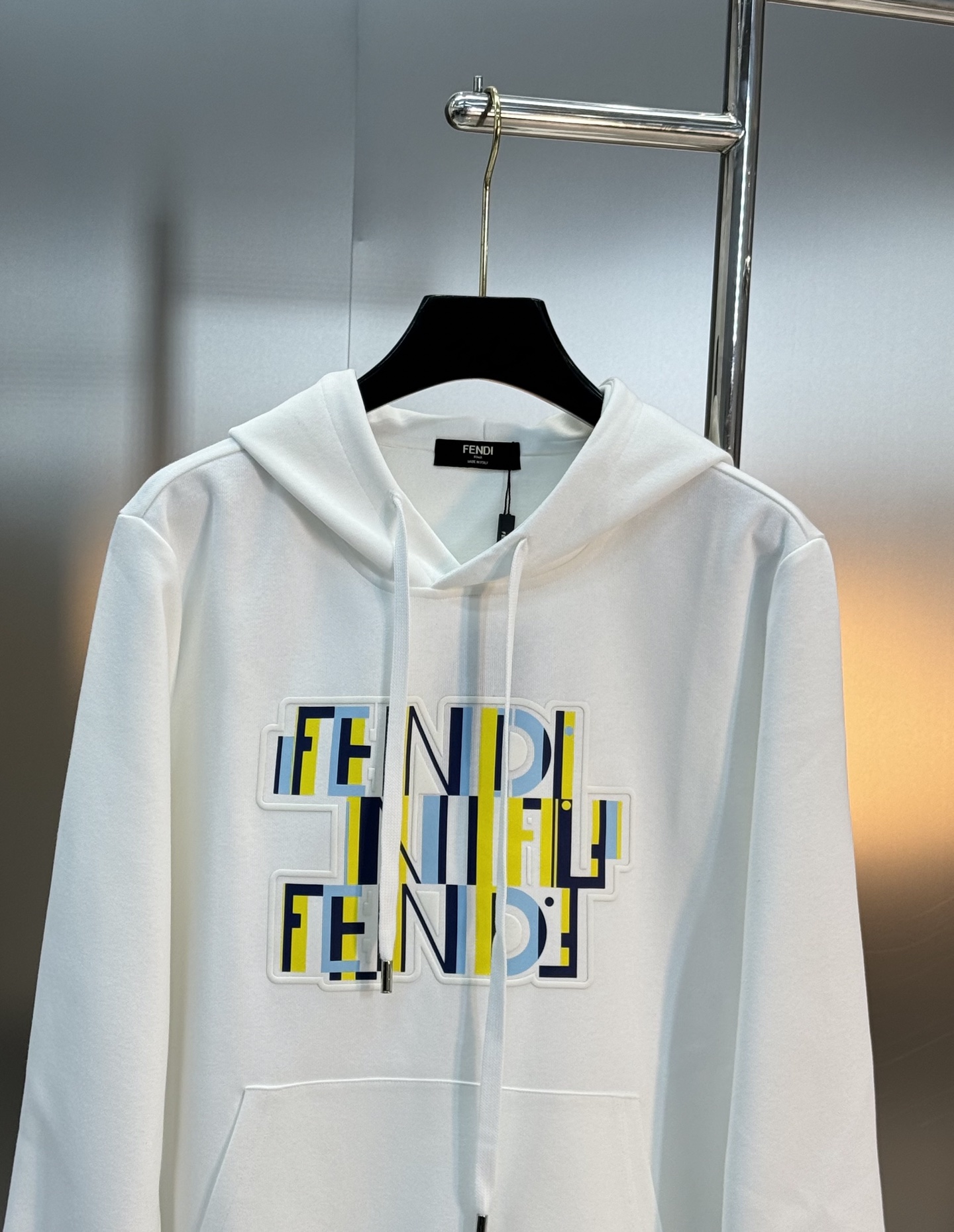 Fendi芬迪25s新款连帽卫衣，柔软棉质面料，穿着舒适又透气！正面彩色“FENDI”字母印花，超有活力
