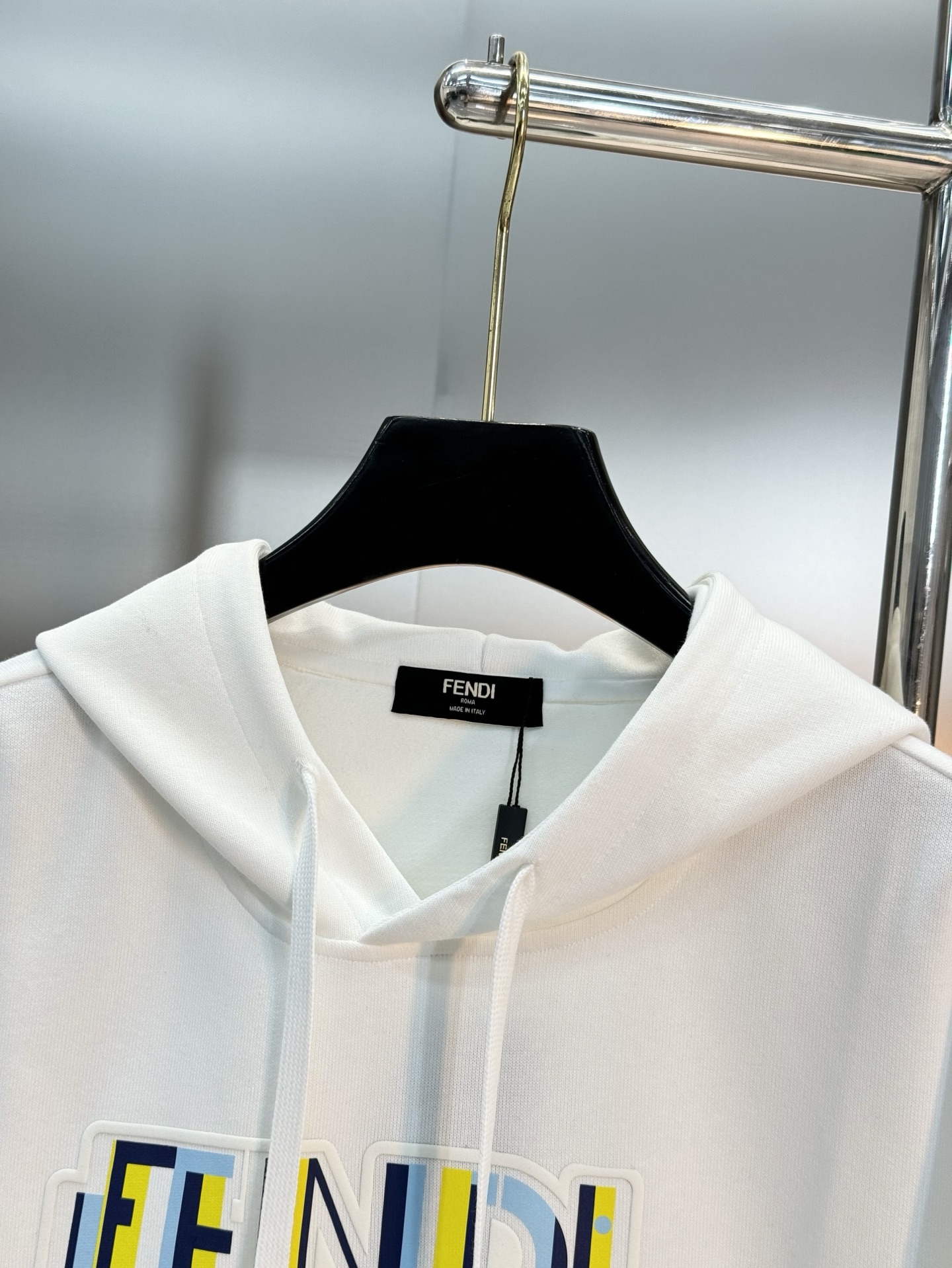 Fendi芬迪25s新款连帽卫衣，柔软棉质面料，穿着舒适又透气！正面彩色“FENDI”字母印花，超有活力