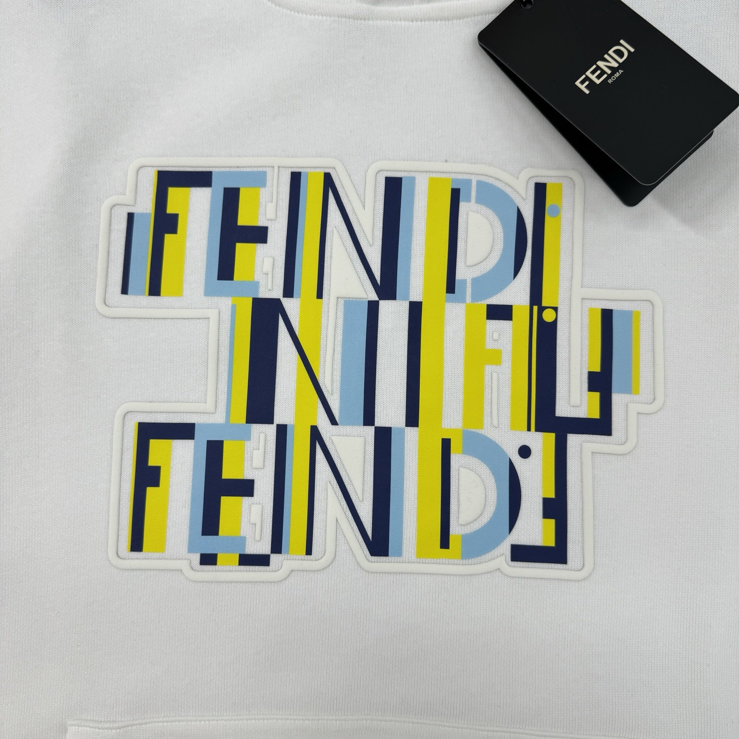 Fendi芬迪25s新款连帽卫衣，柔软棉质面料，穿着舒适又透气！正面彩色“FENDI”字母印花，超有活力