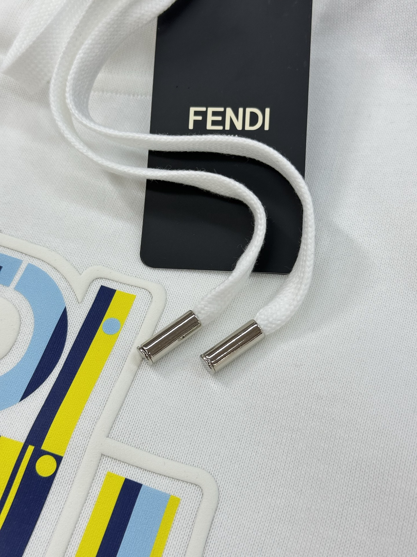 Fendi芬迪25s新款连帽卫衣，柔软棉质面料，穿着舒适又透气！正面彩色“FENDI”字母印花，超有活力