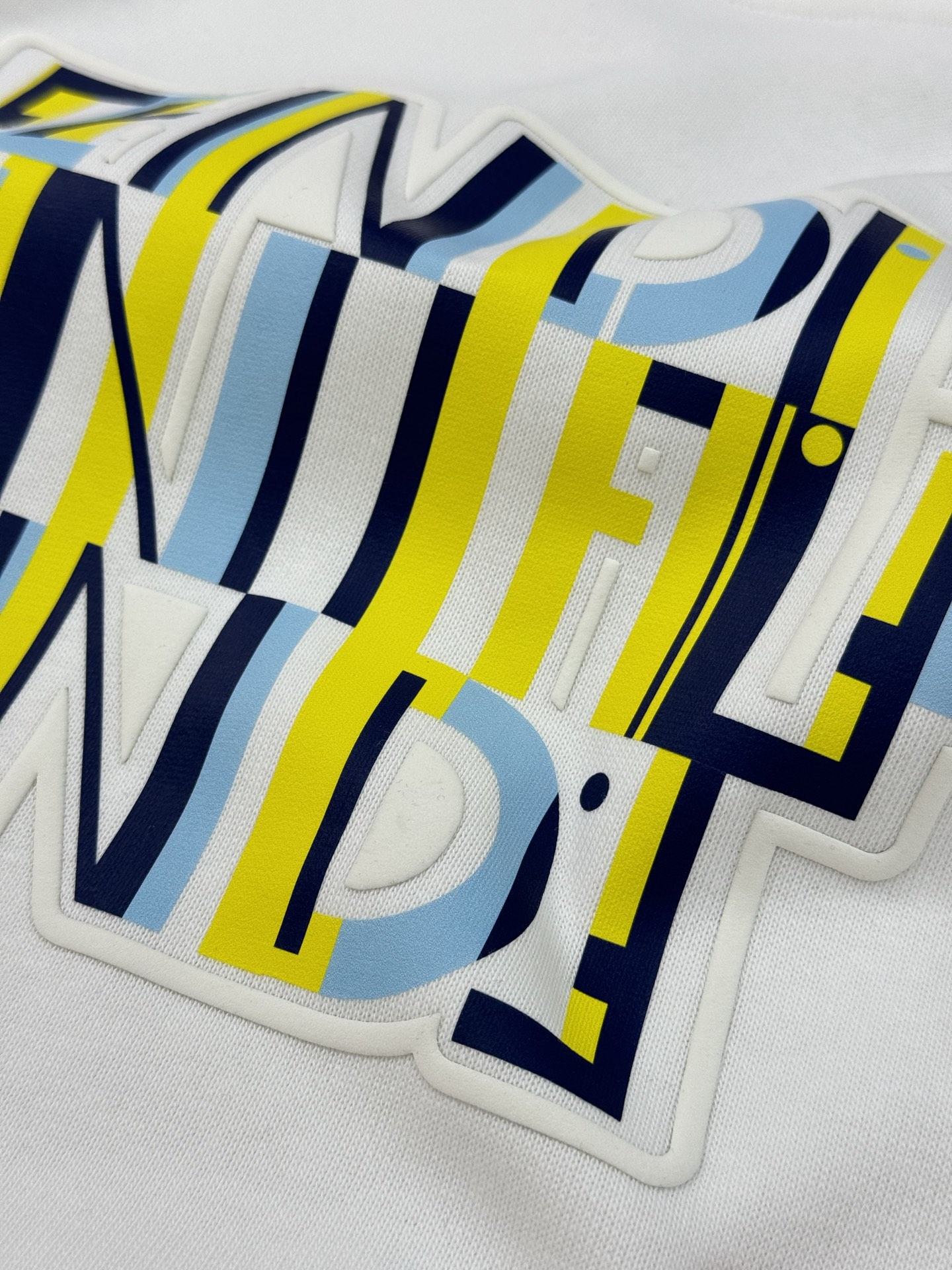 Fendi芬迪25s新款连帽卫衣，柔软棉质面料，穿着舒适又透气！正面彩色“FENDI”字母印花，超有活力