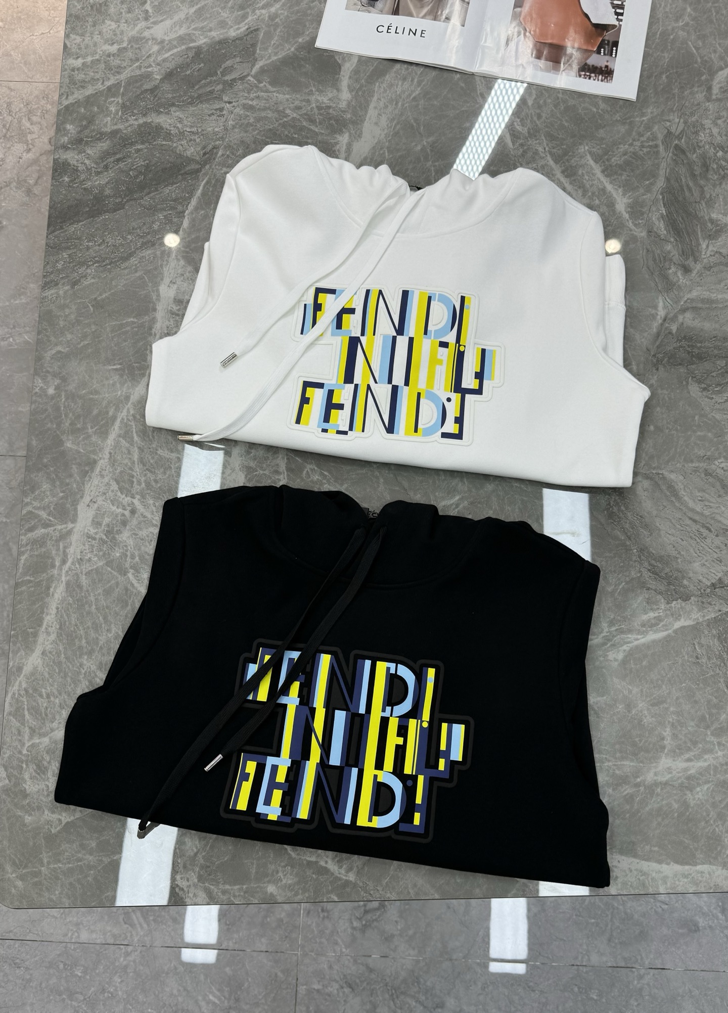 Fendi芬迪25s新款连帽卫衣，柔软棉质面料，穿着舒适又透气！正面彩色“FENDI”字母印花，超有活力