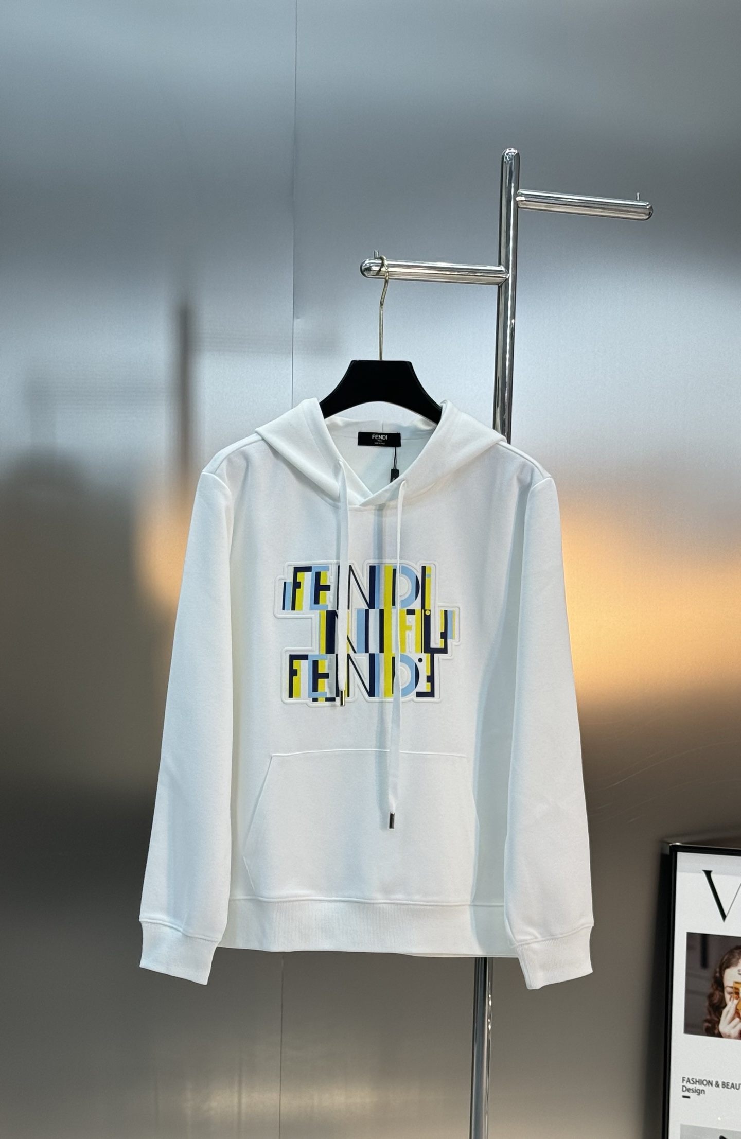 Fendi芬迪25s新款连帽卫衣，柔软棉质面料，穿着舒适又透气！正面彩色“FENDI”字母印花，超有活力