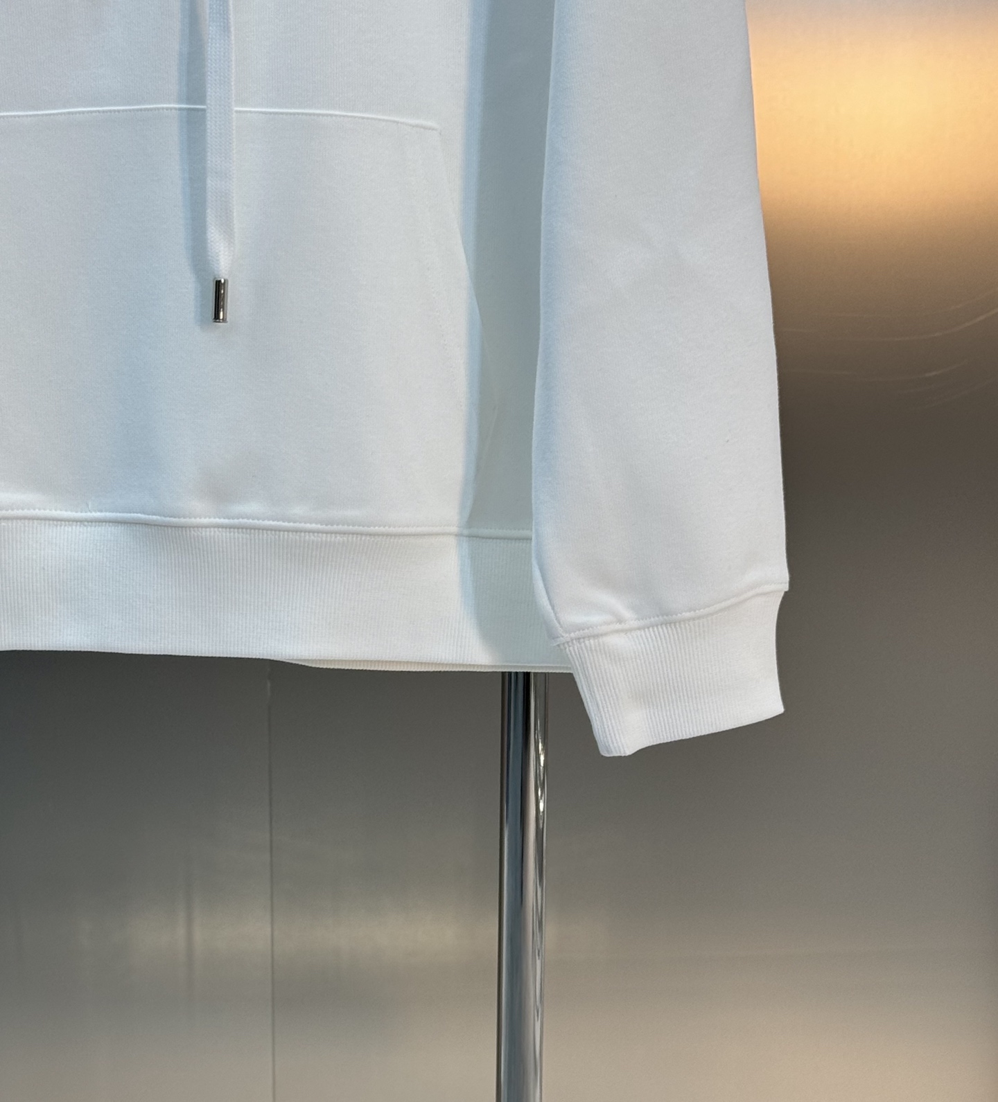 Fendi芬迪25s新款连帽卫衣，柔软棉质面料，穿着舒适又透气！正面彩色“FENDI”字母印花，超有活力