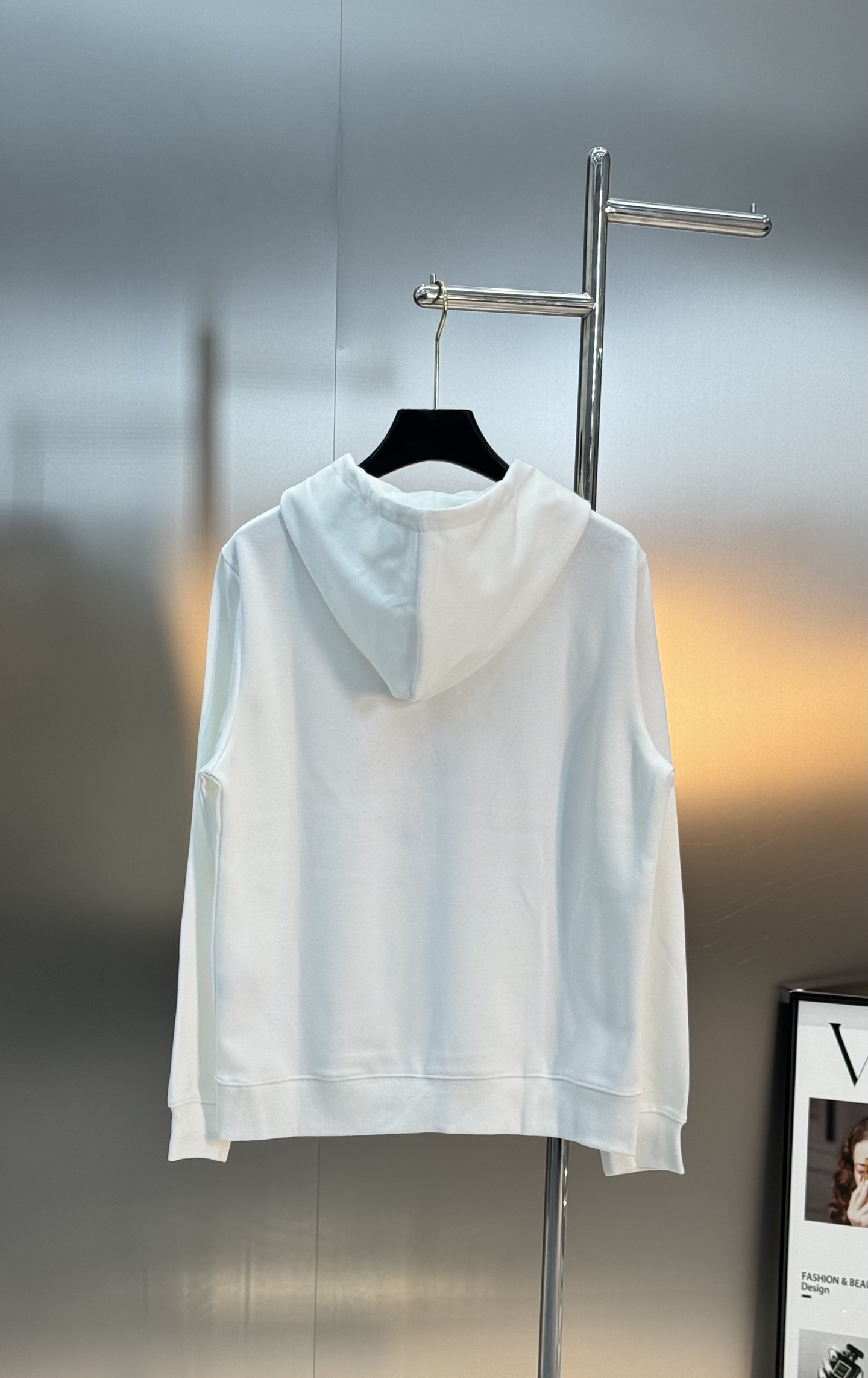 Fendi芬迪25s新款连帽卫衣，柔软棉质面料，穿着舒适又透气！正面彩色“FENDI”字母印花，超有活力