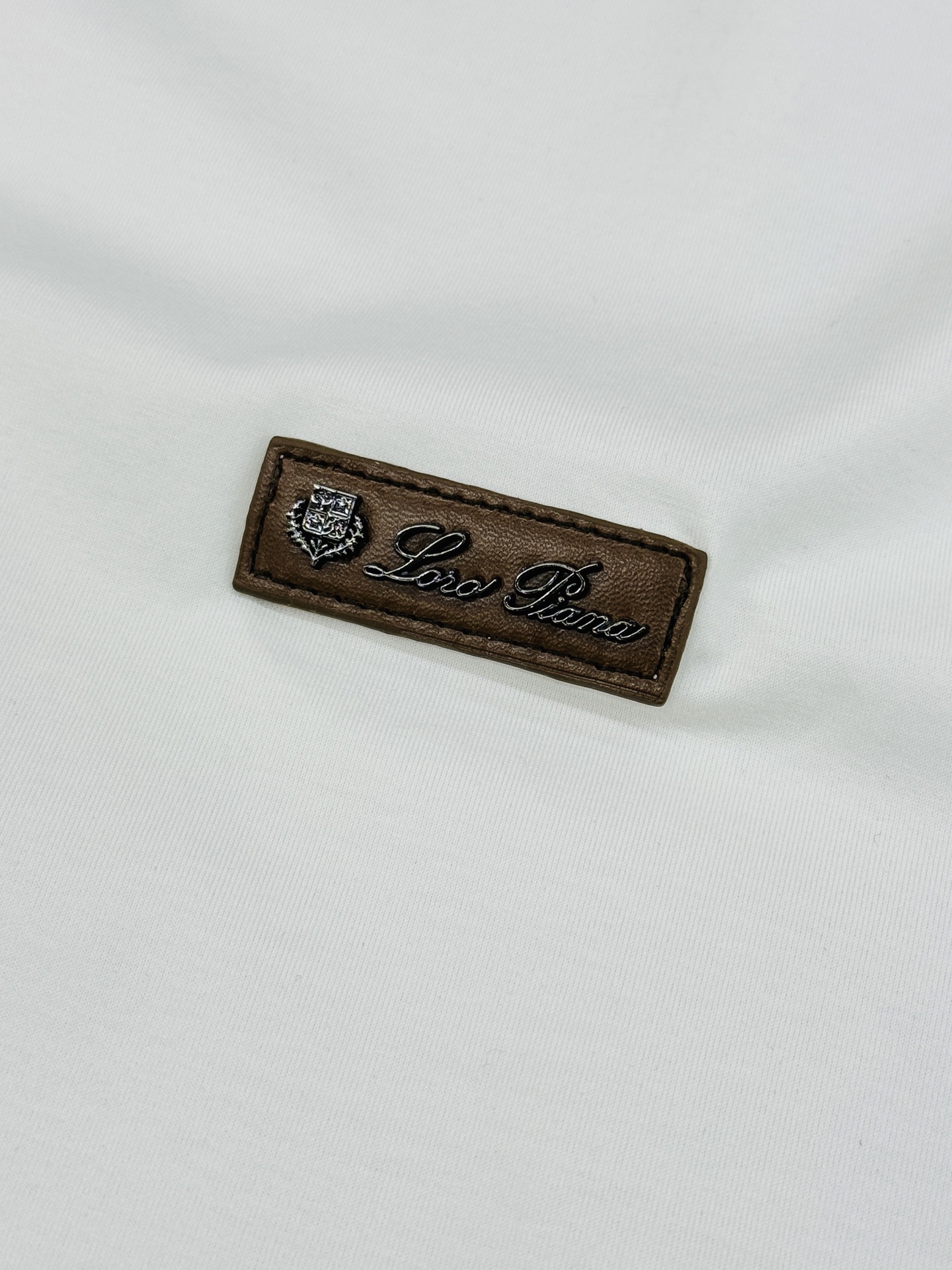 Loro Piana诺悠翩雅* 2026s新品短袖T恤，经典Loro piana标识.3D立体皮标定制.