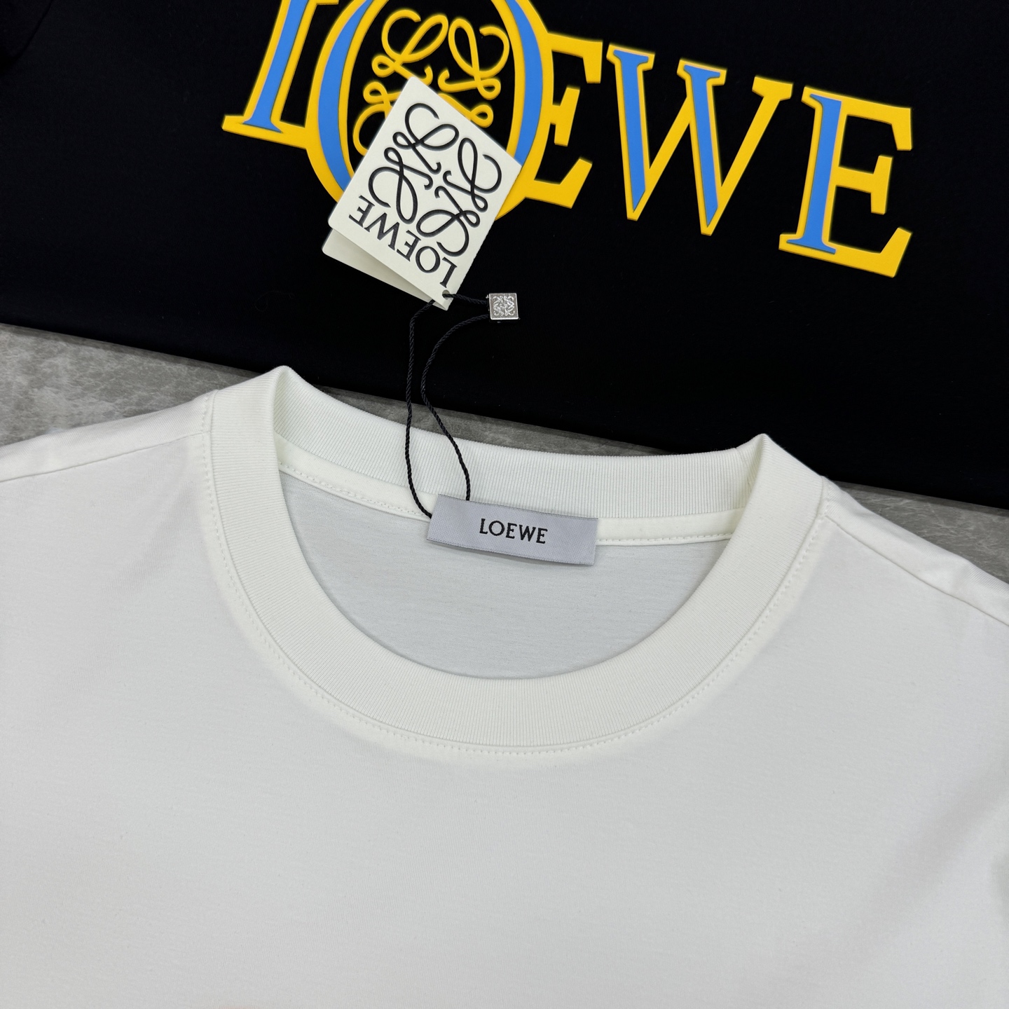 LOEW*E罗意*威26s春夏男士丝光棉圆领短袖.品牌标志性产物.3D立体色彩系烫画.搭配LOGO标识.