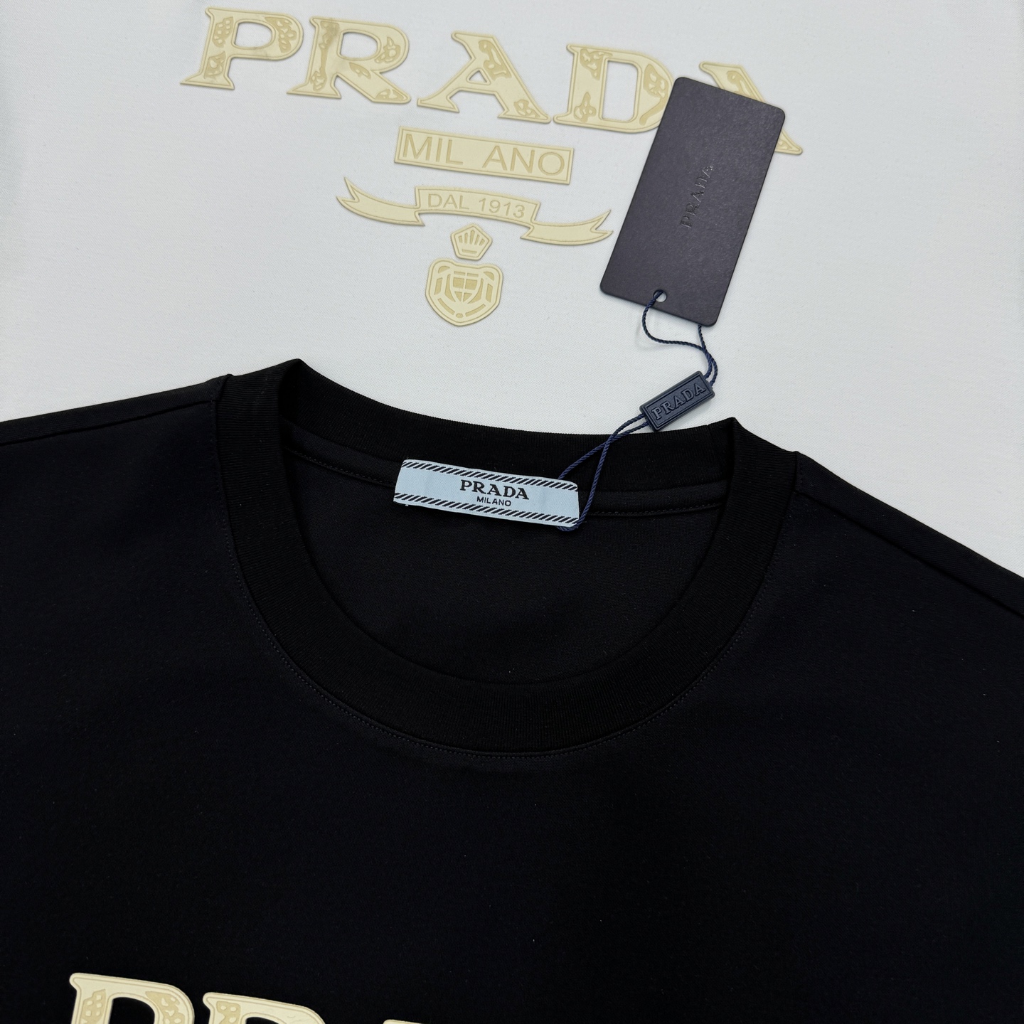 PRAD*A普拉达26s新品春夏男士圆领短袖.爆款推荐！优选200g丝光棉面料.舒适轻薄垂感十足！！！舒
