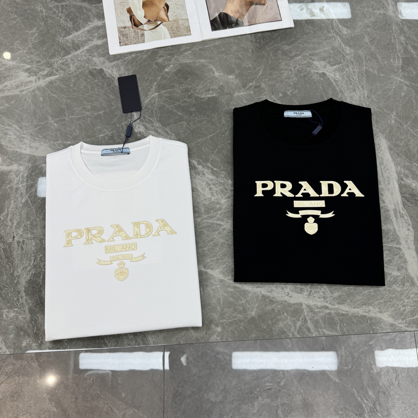 PRAD*A普拉达26s新品春夏男士圆领短袖.爆款推荐！优选200g丝光棉面料.舒适轻薄垂感十足！！！舒