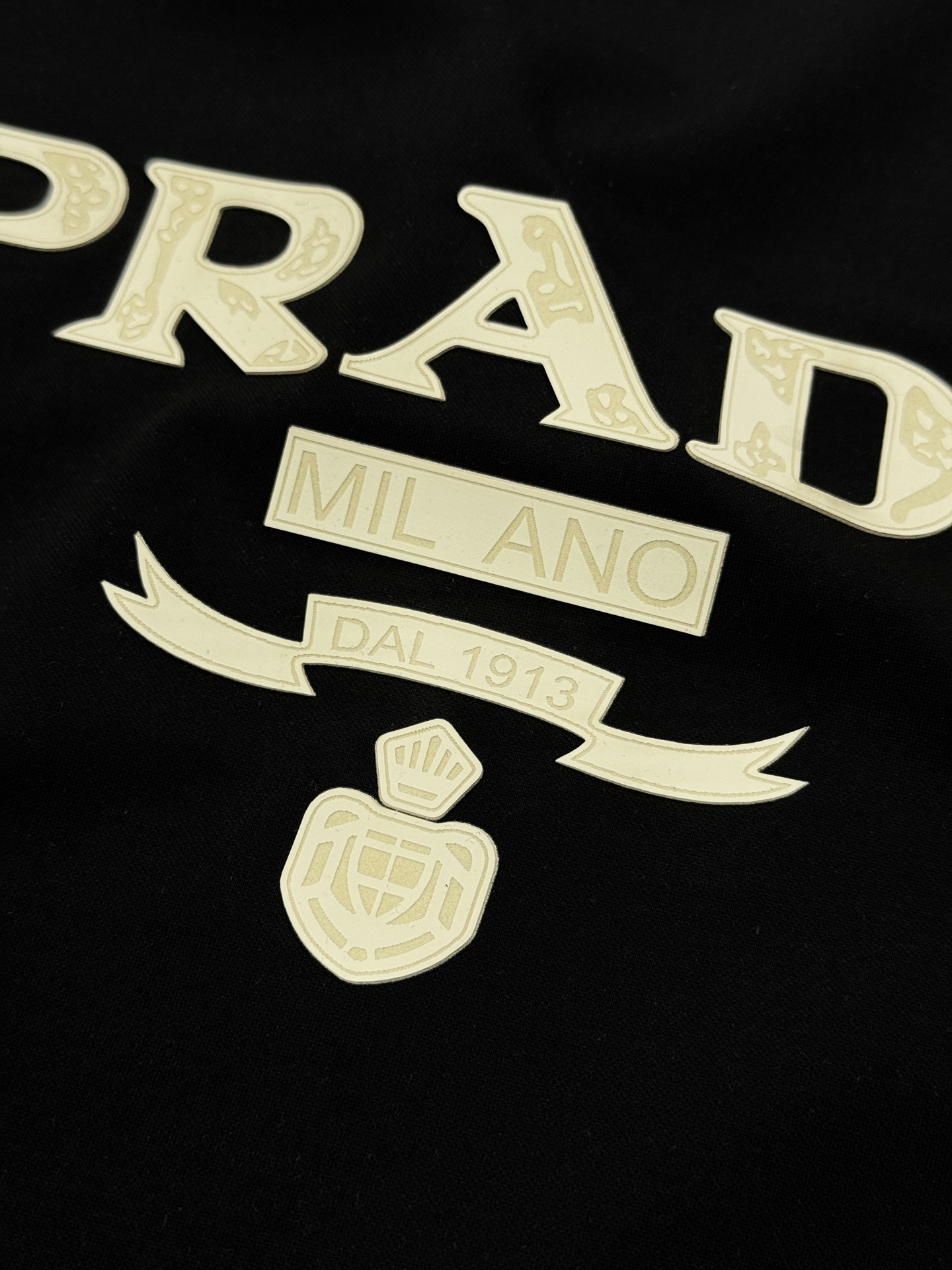 PRAD*A普拉达26s新品春夏男士圆领短袖.爆款推荐！优选200g丝光棉面料.舒适轻薄垂感十足！！！舒